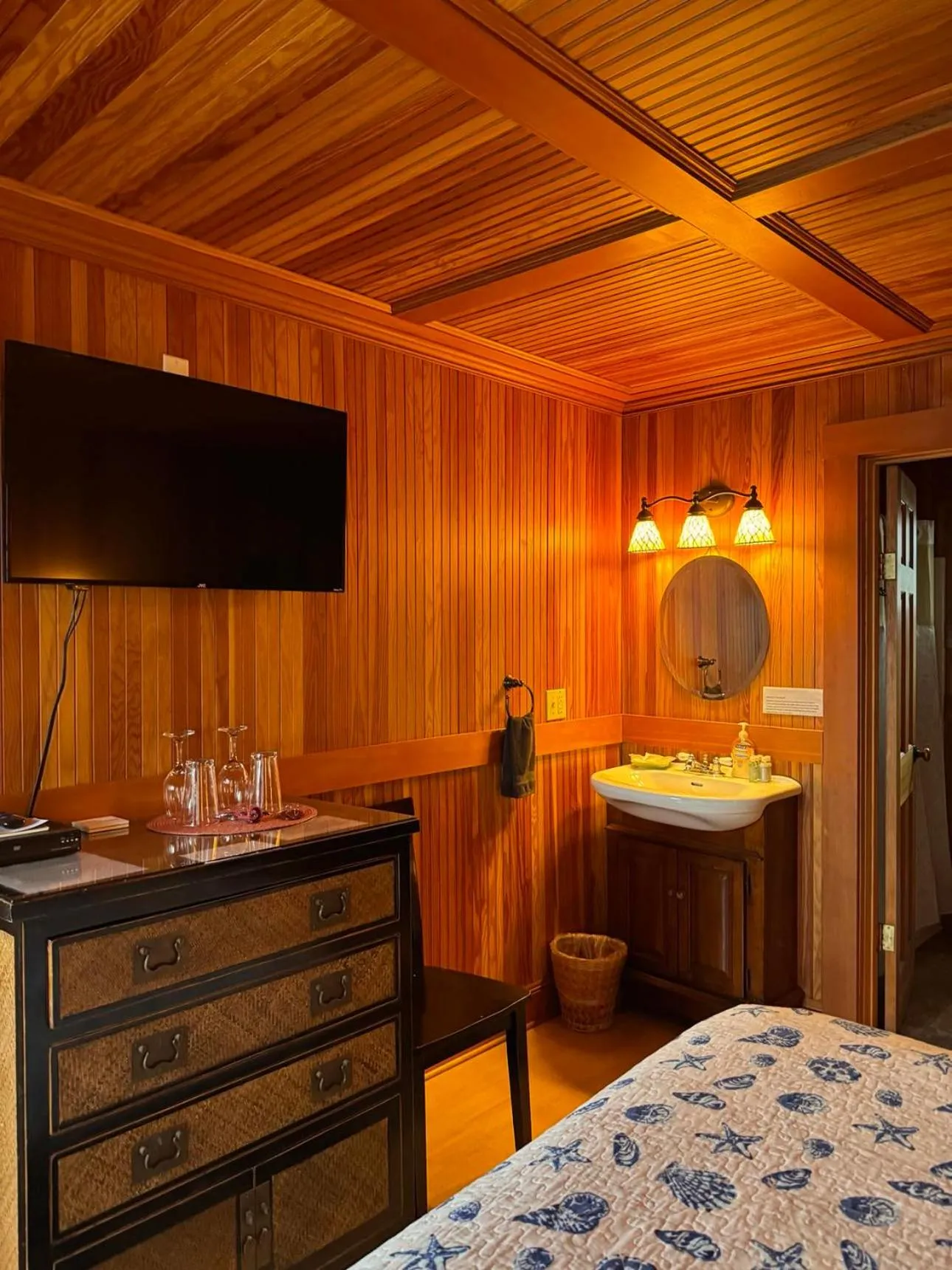 Bed in Whistling Winds Motel