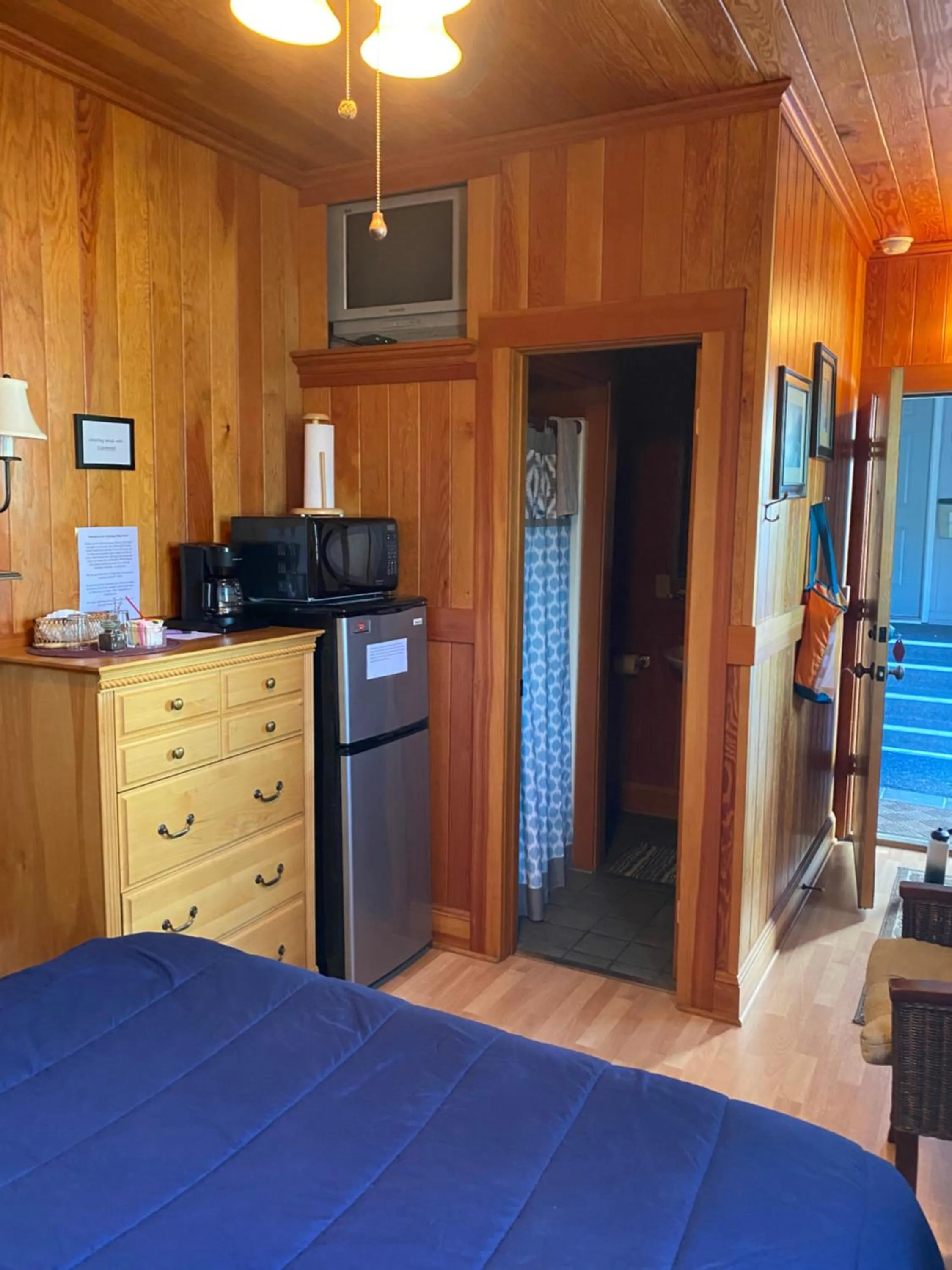 Bed in Whistling Winds Motel