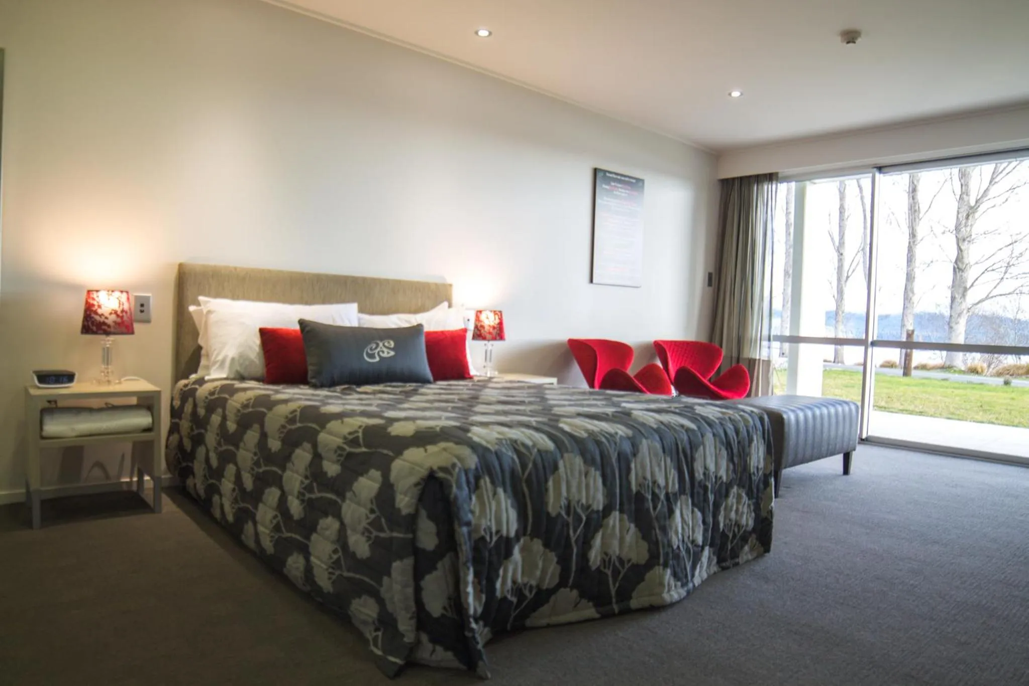 Living room, Bed in Marakura Deluxe Motel