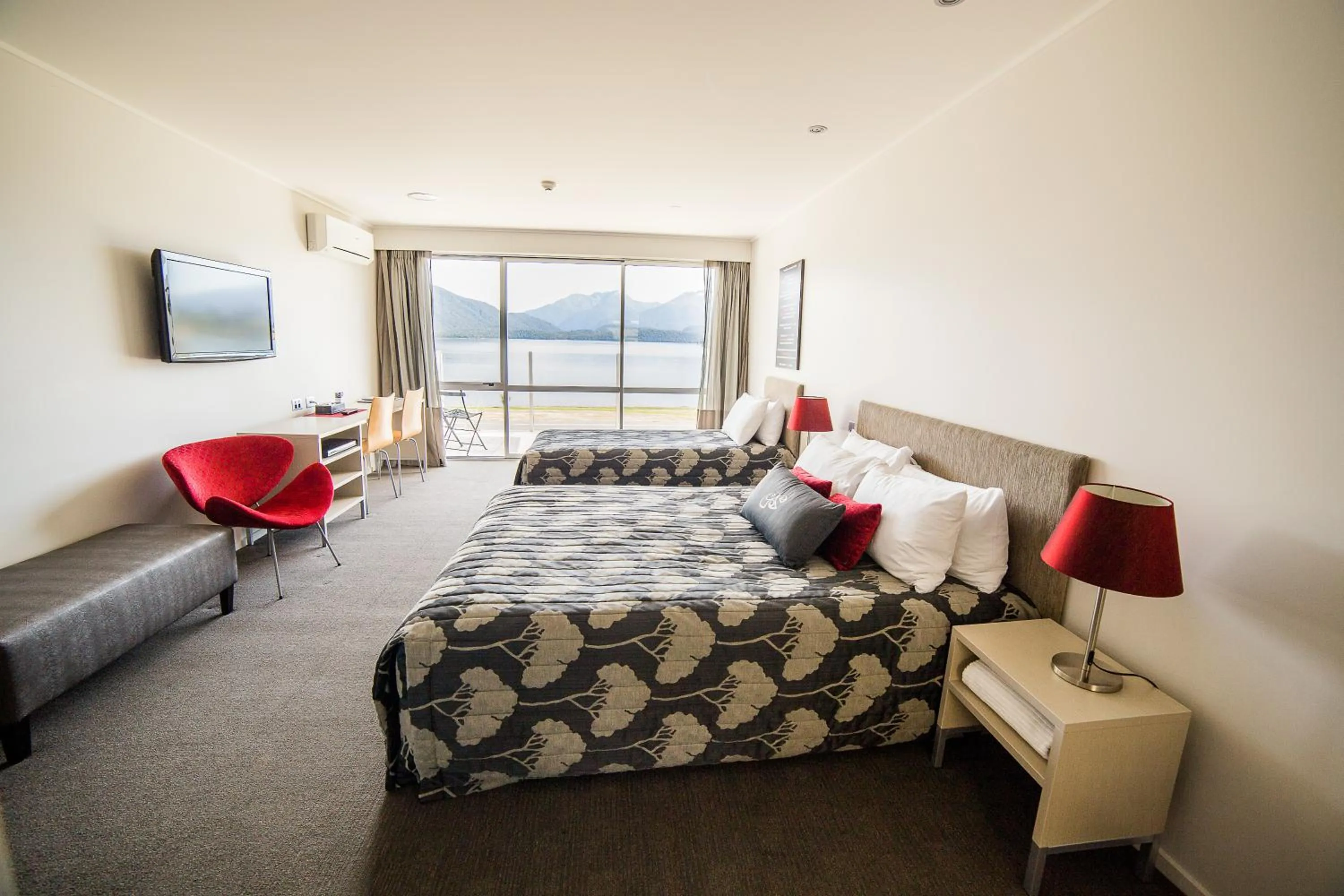 Lake view, Bed in Marakura Deluxe Motel