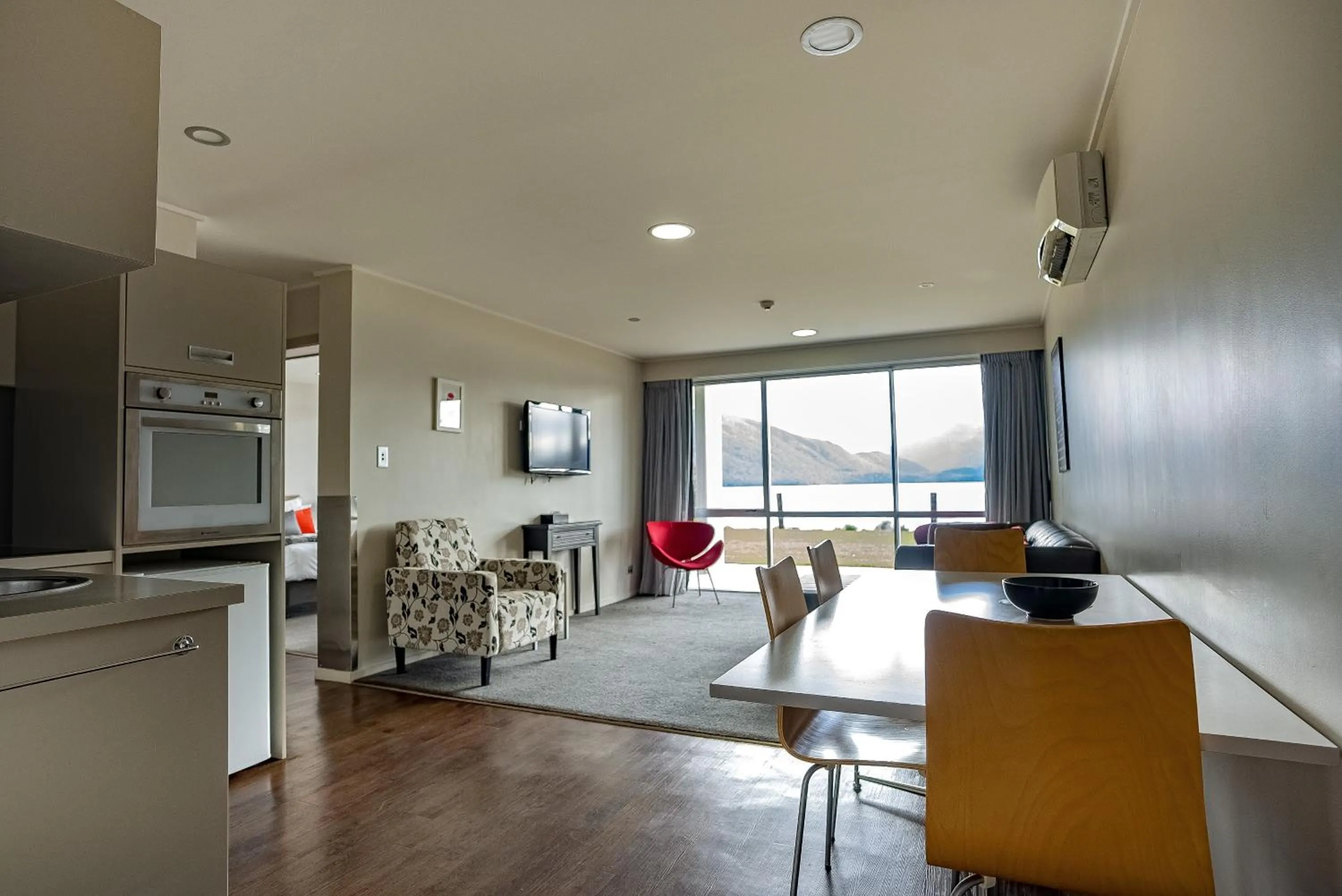 TV and multimedia in Marakura Deluxe Motel