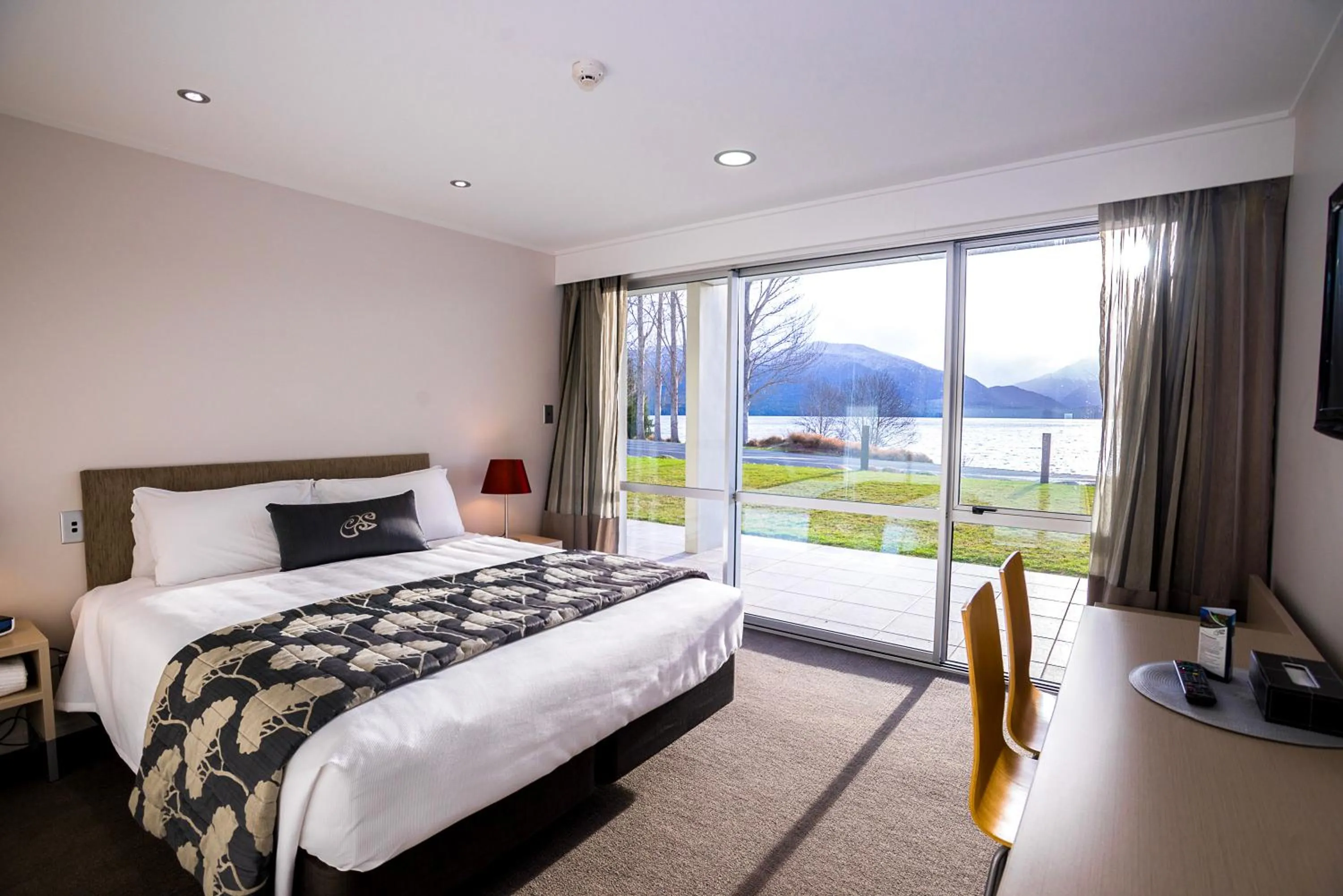 Bed in Marakura Deluxe Motel