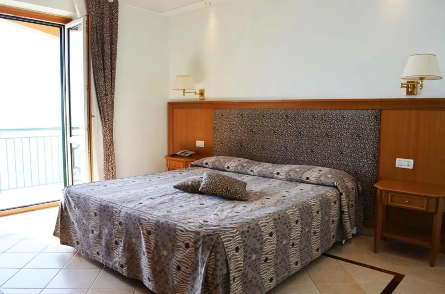 Bed in Hotel Ristorante La Lampara