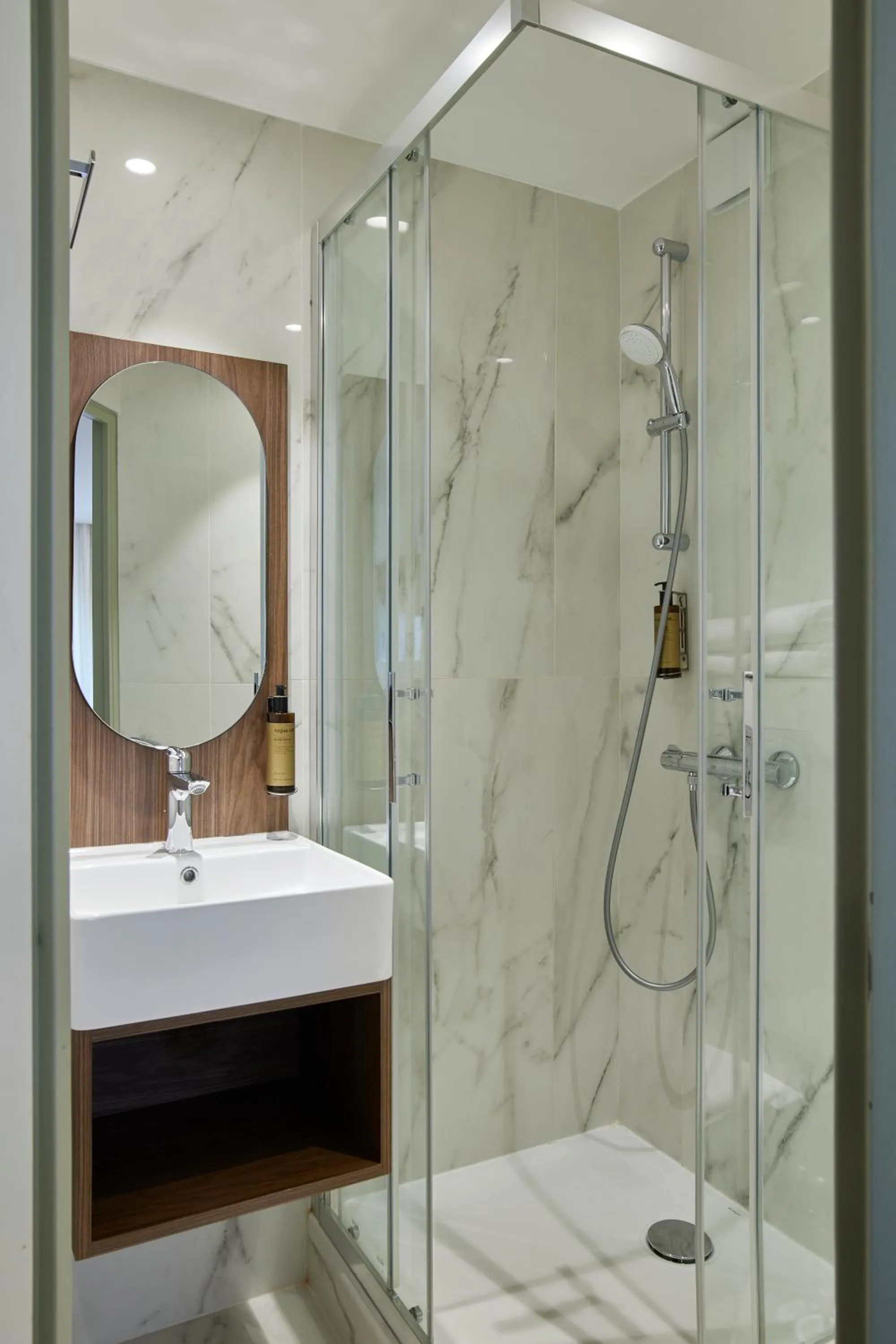 Bathroom in Hotel du Pin Nice Port