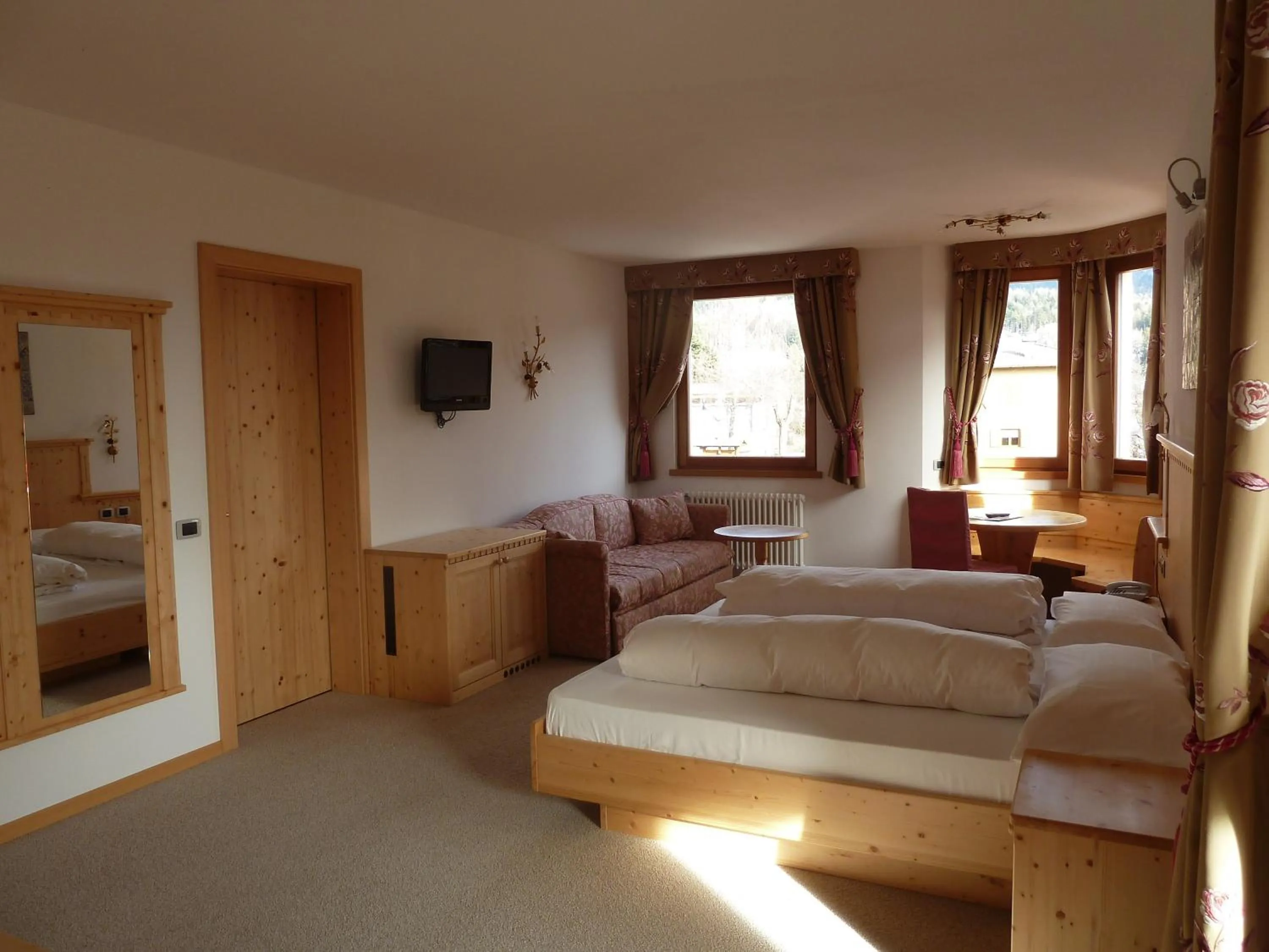 Photo of the whole room, Bed in Hotel Rosa Resort