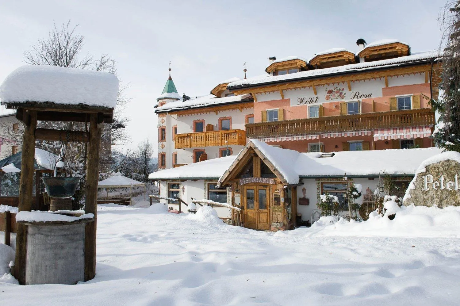 Property building in Hotel Rosa Resort