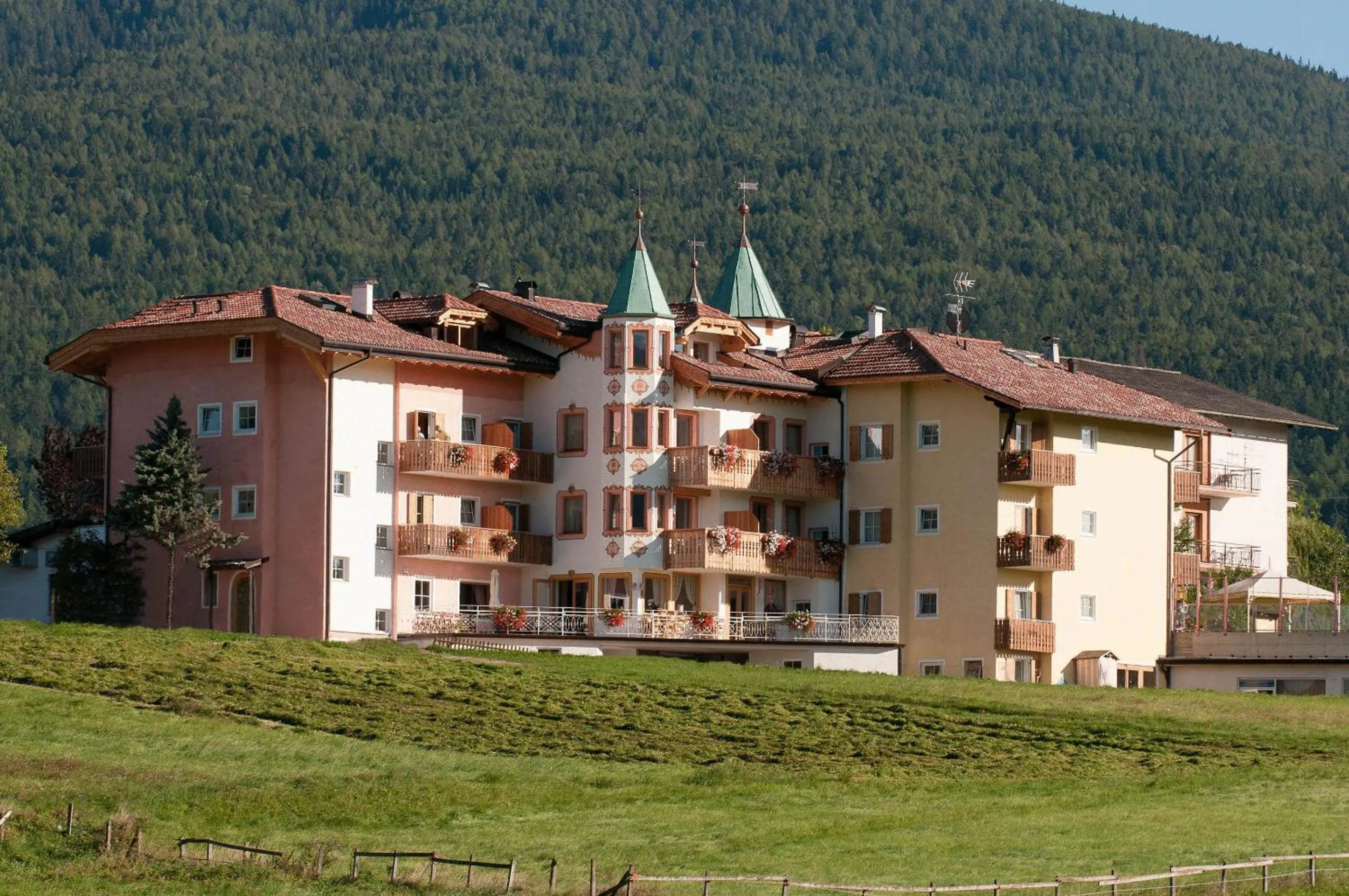 Property building in Hotel Rosa Resort