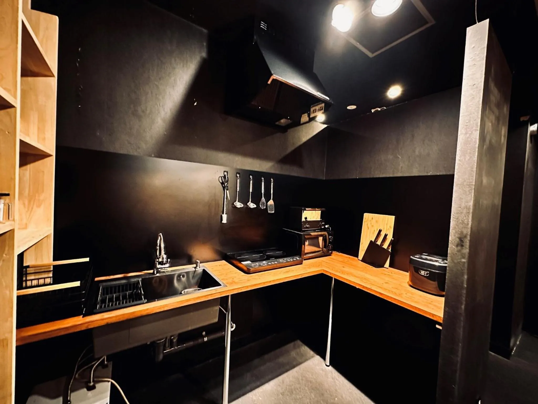 Communal kitchen in Namba Guesthouse HIVE