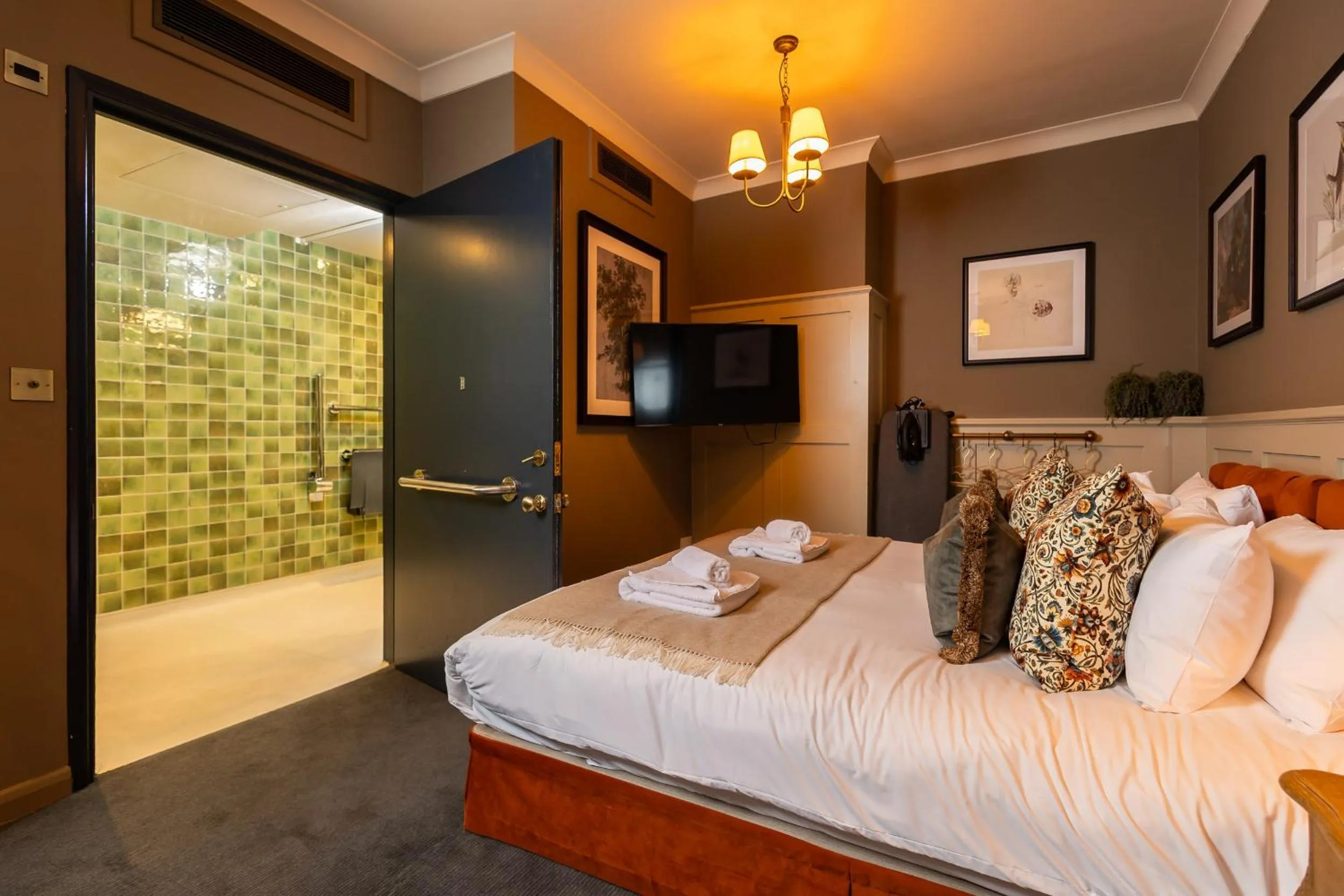 Bedroom, Bed in Salisbury Arms Hotel