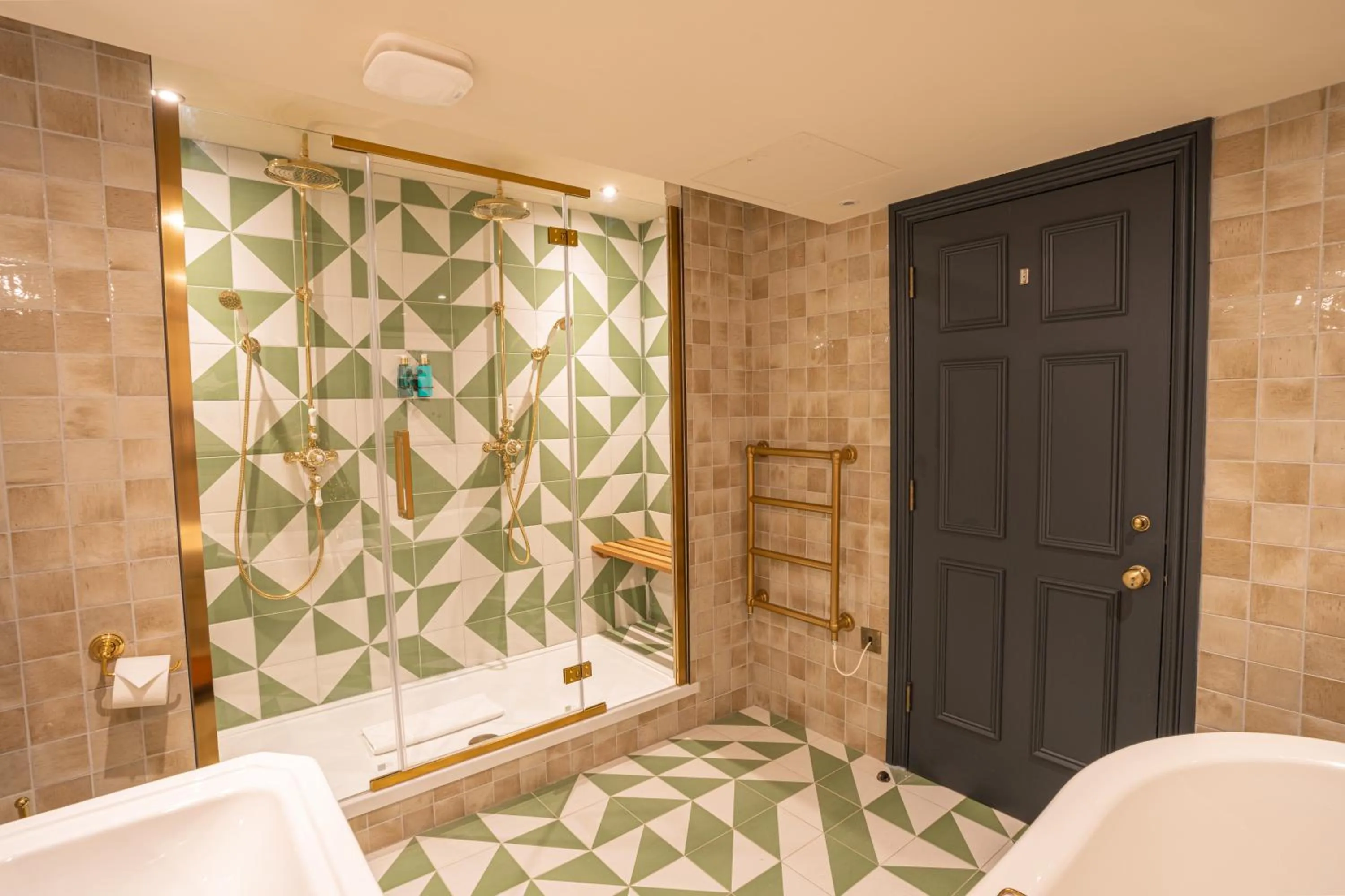 Bathroom, Bed in Salisbury Arms Hotel