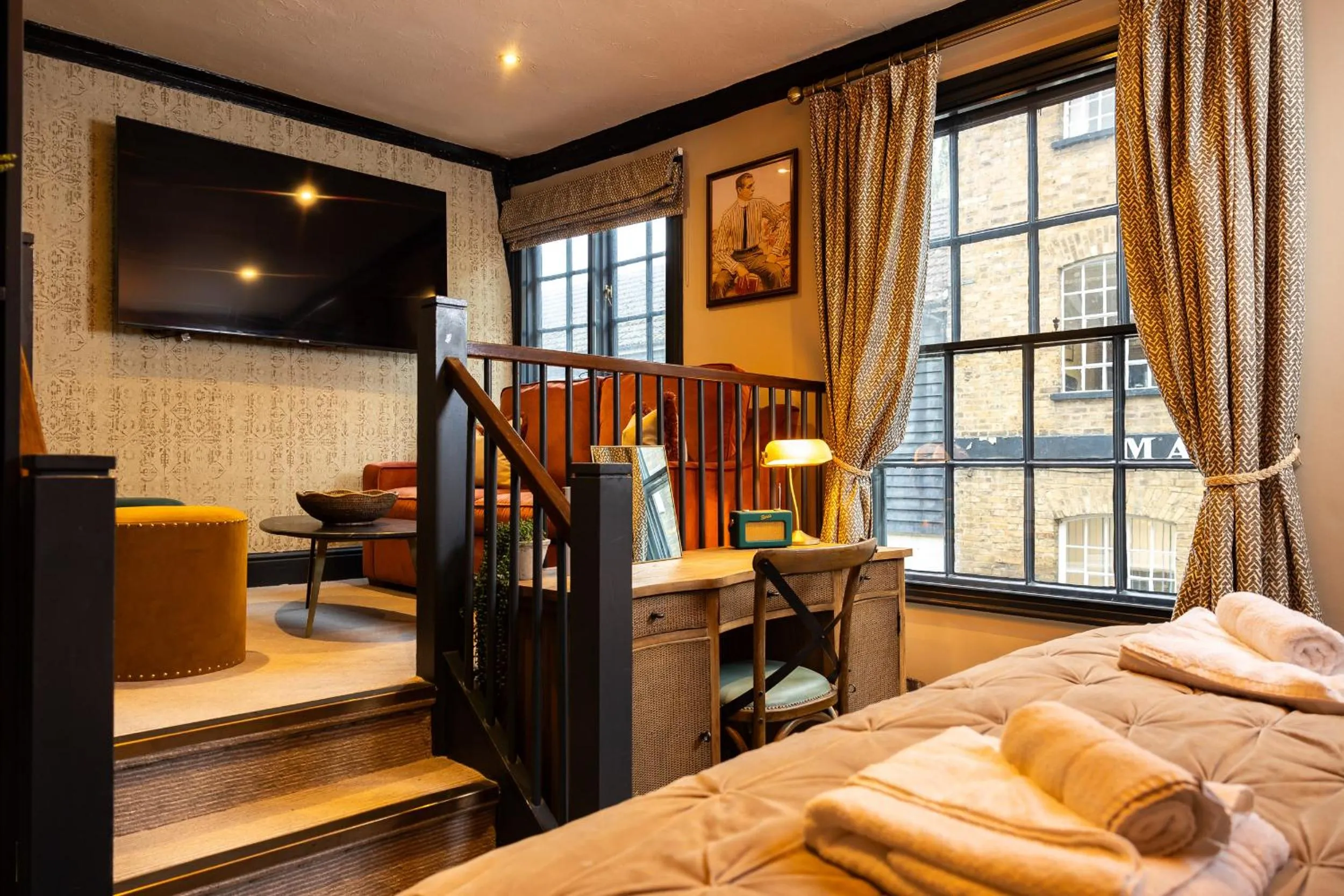 Seating area, Bed in Salisbury Arms Hotel