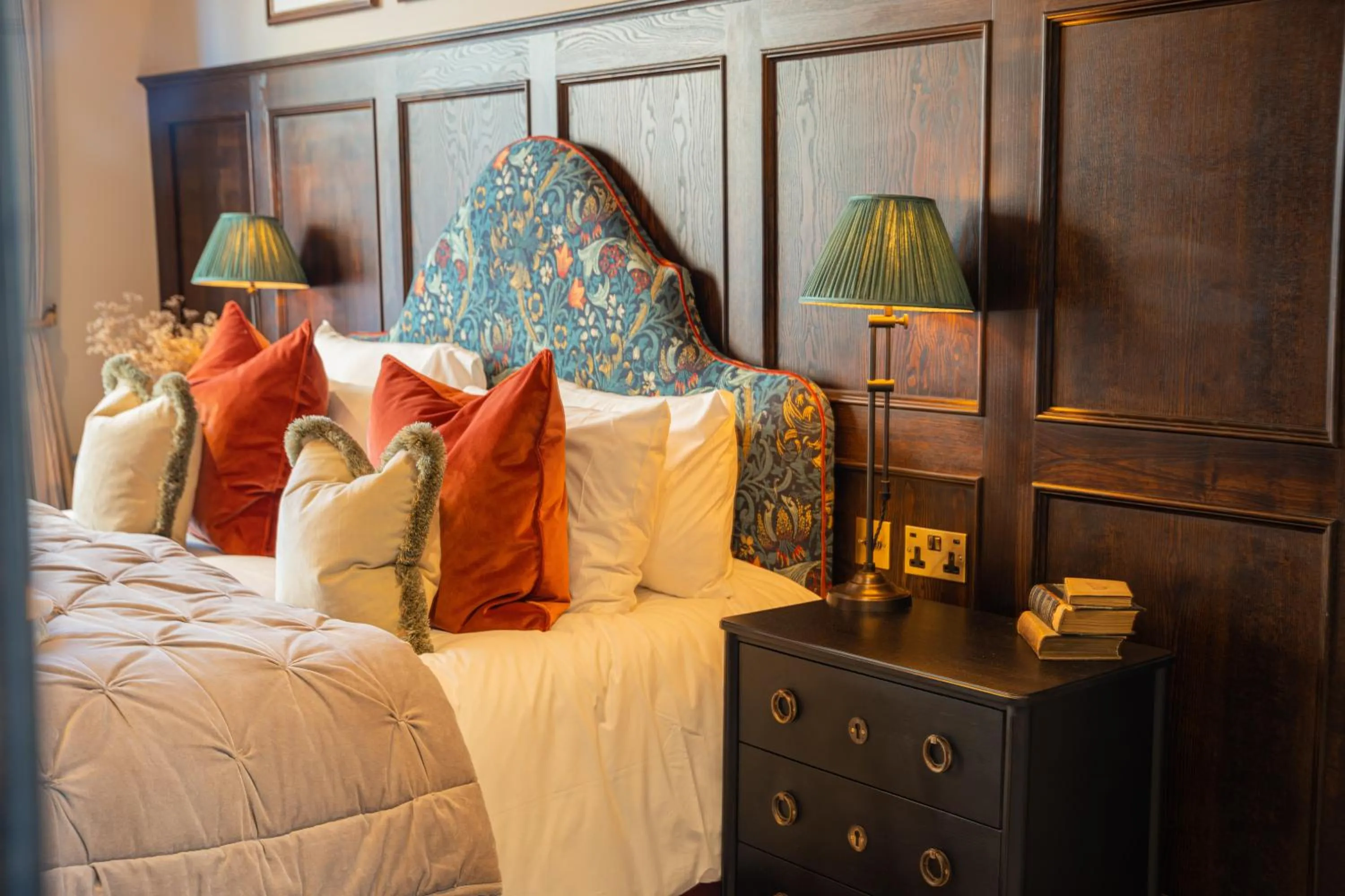 Bedroom, Bed in Salisbury Arms Hotel