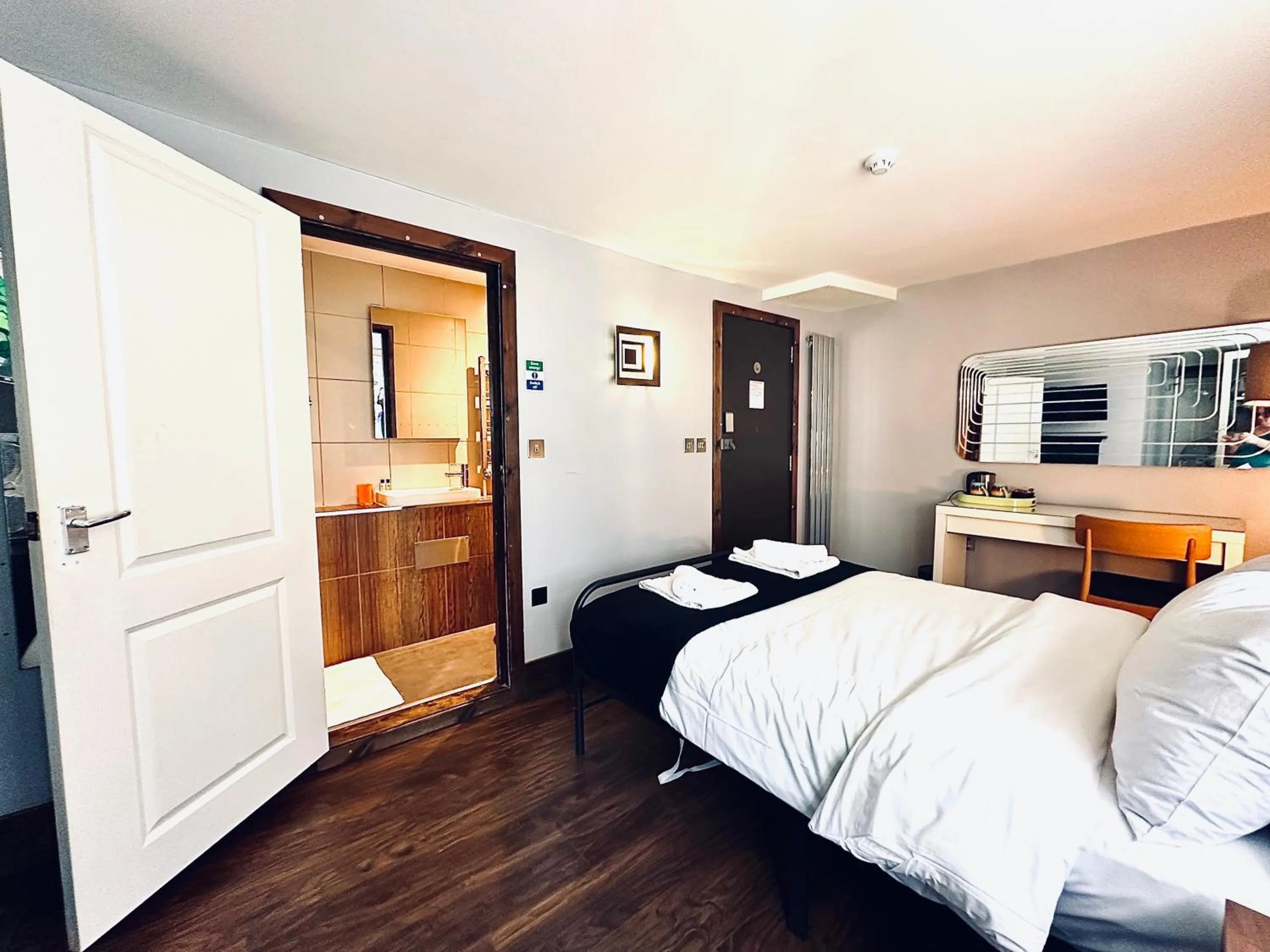 Shower, Bed in Guest And The City