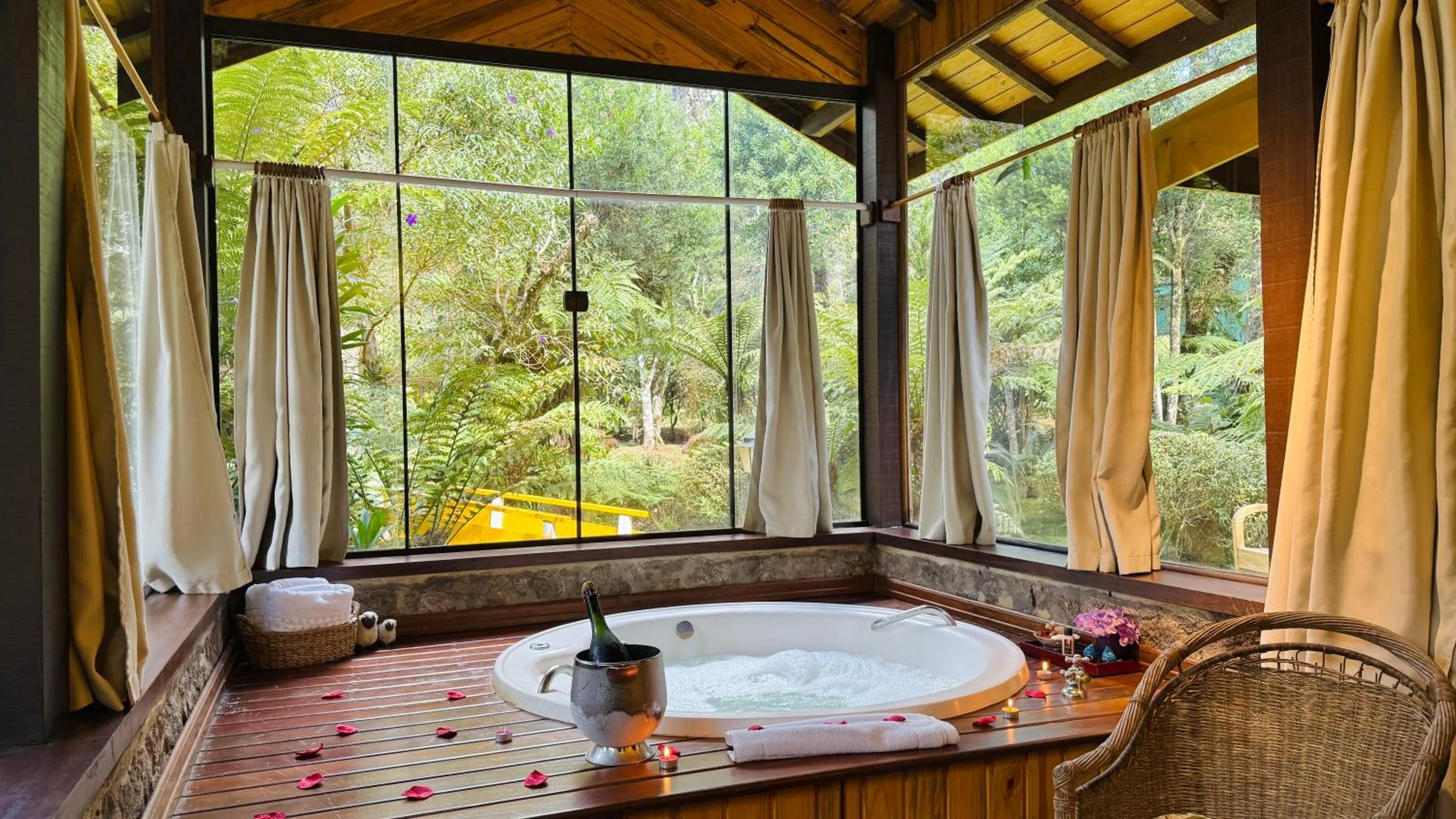 Hot Tub in Pousada Villa D'Amore