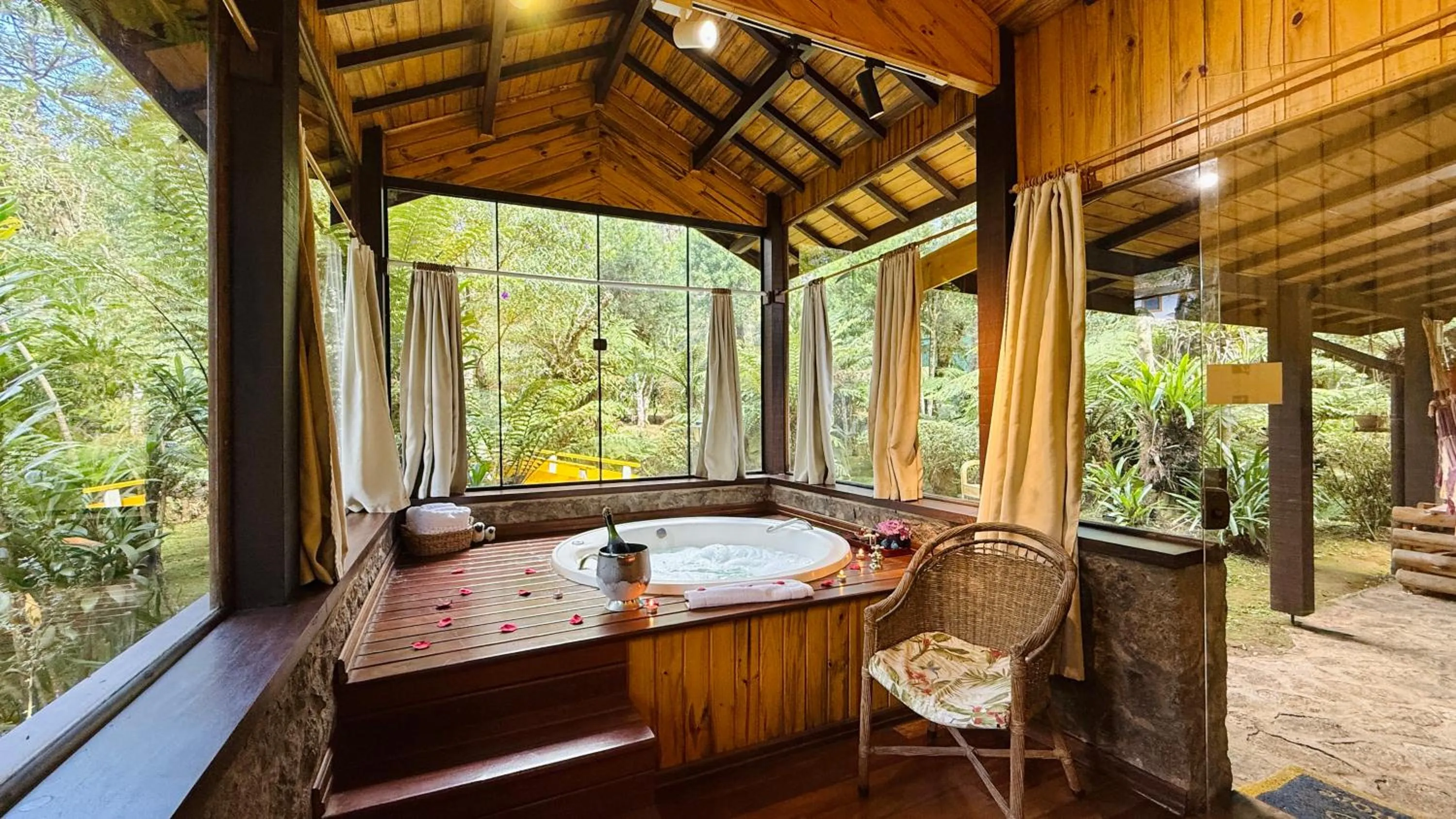 Hot Tub in Pousada Villa D'Amore