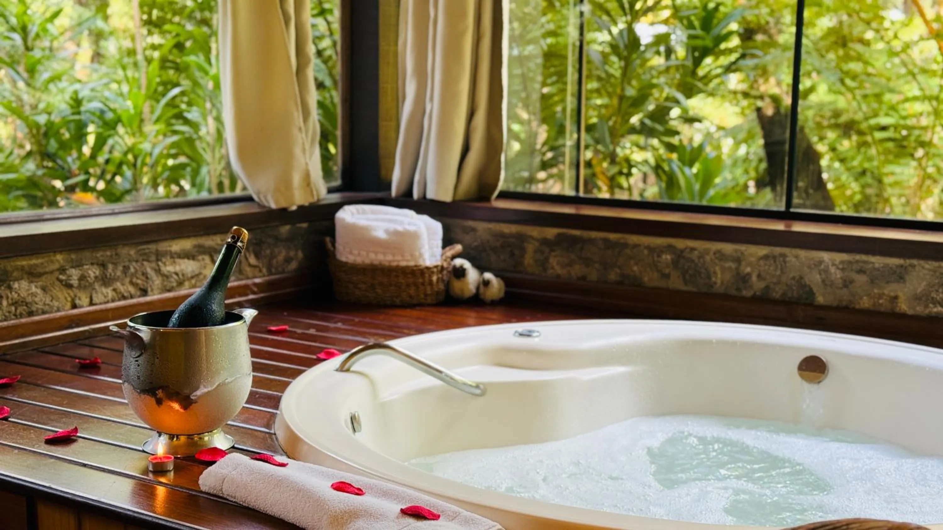 Hot Tub in Pousada Villa D'Amore