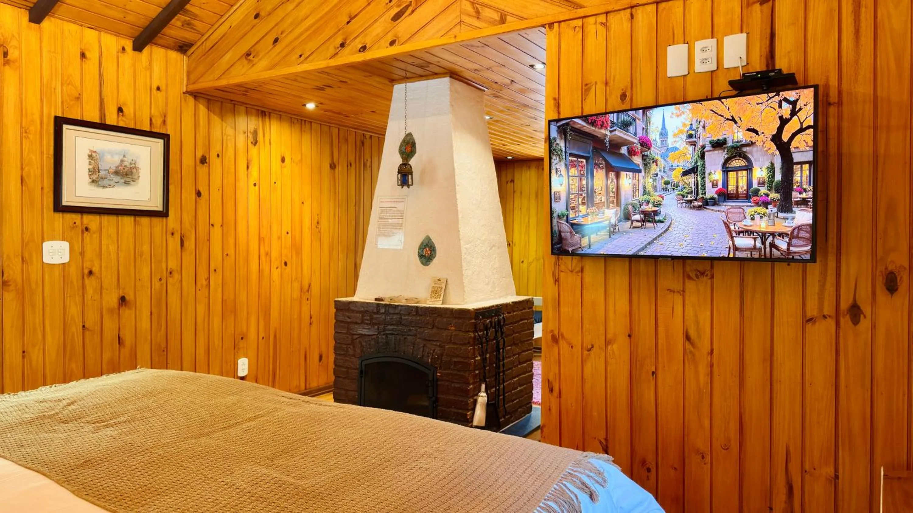 fireplace, Bed in Pousada Villa D'Amore