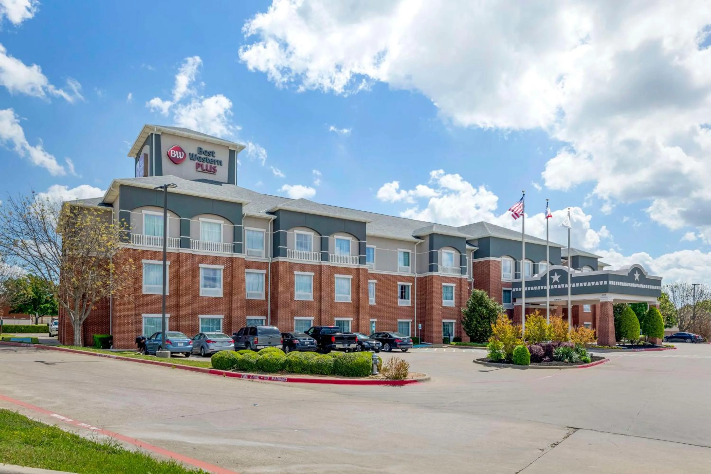 Property building in Best Western Plus Duncanville Dallas