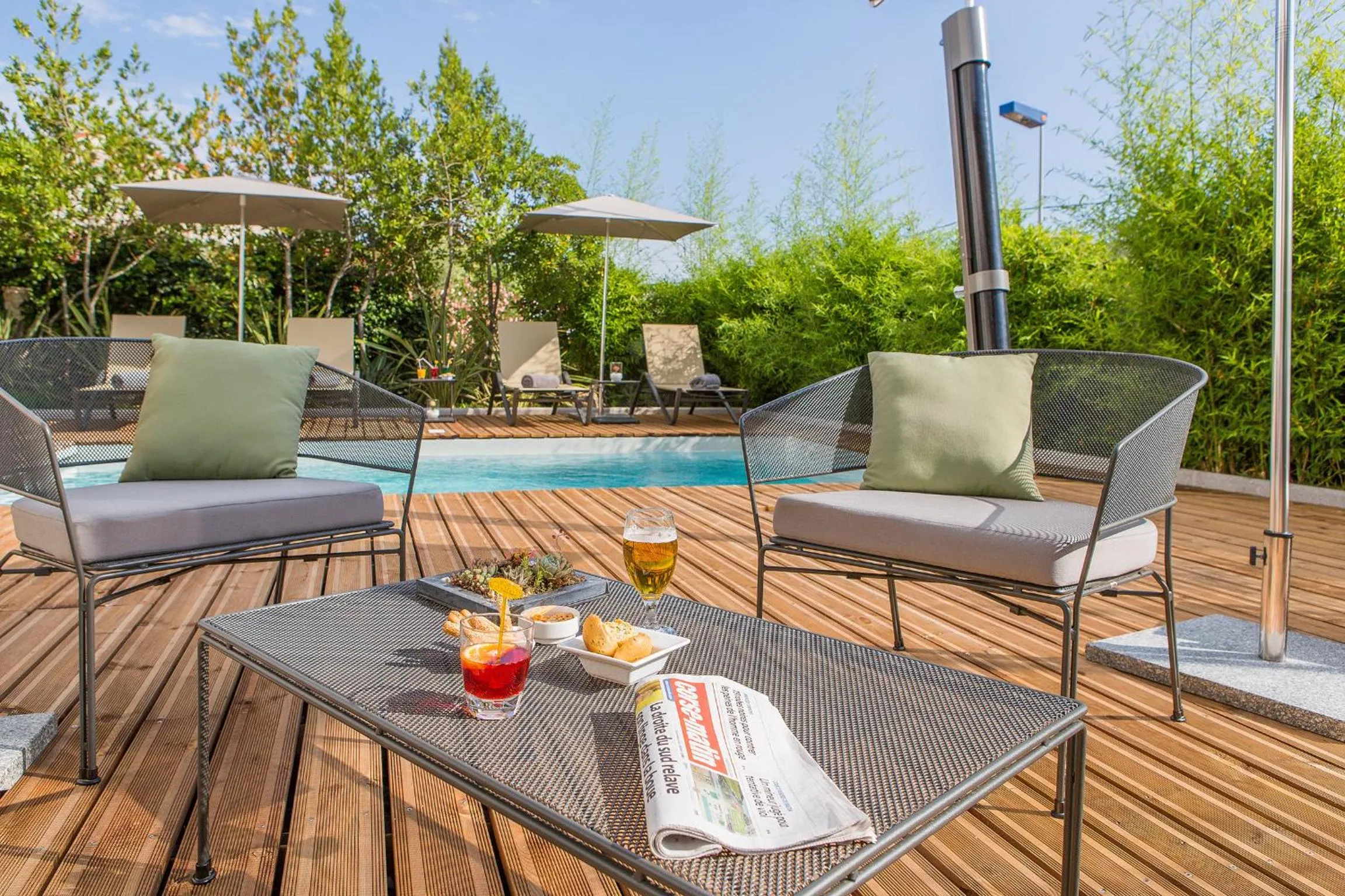 Swimming pool in Rossi Hôtel