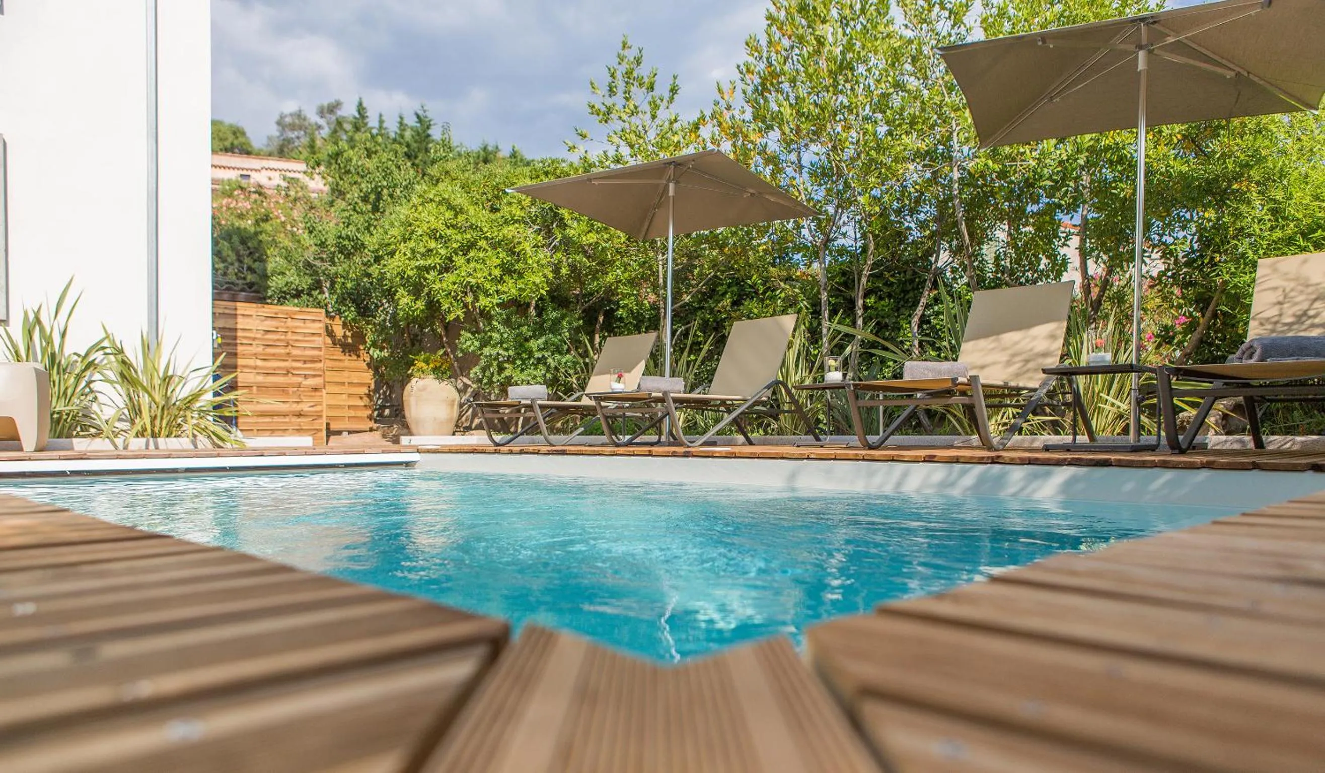 Swimming pool in Rossi Hôtel