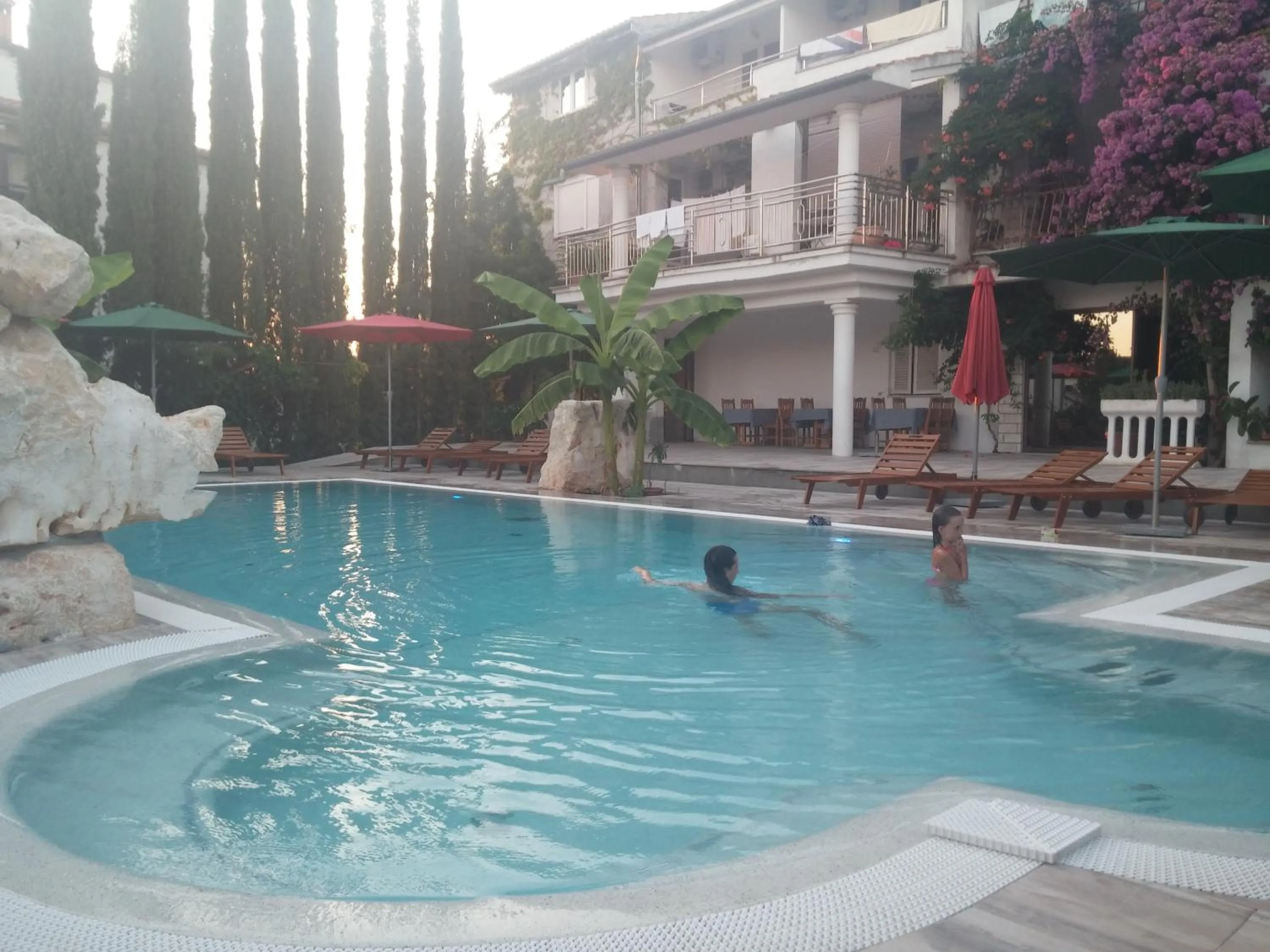 Swimming pool in Gargamelo Pension