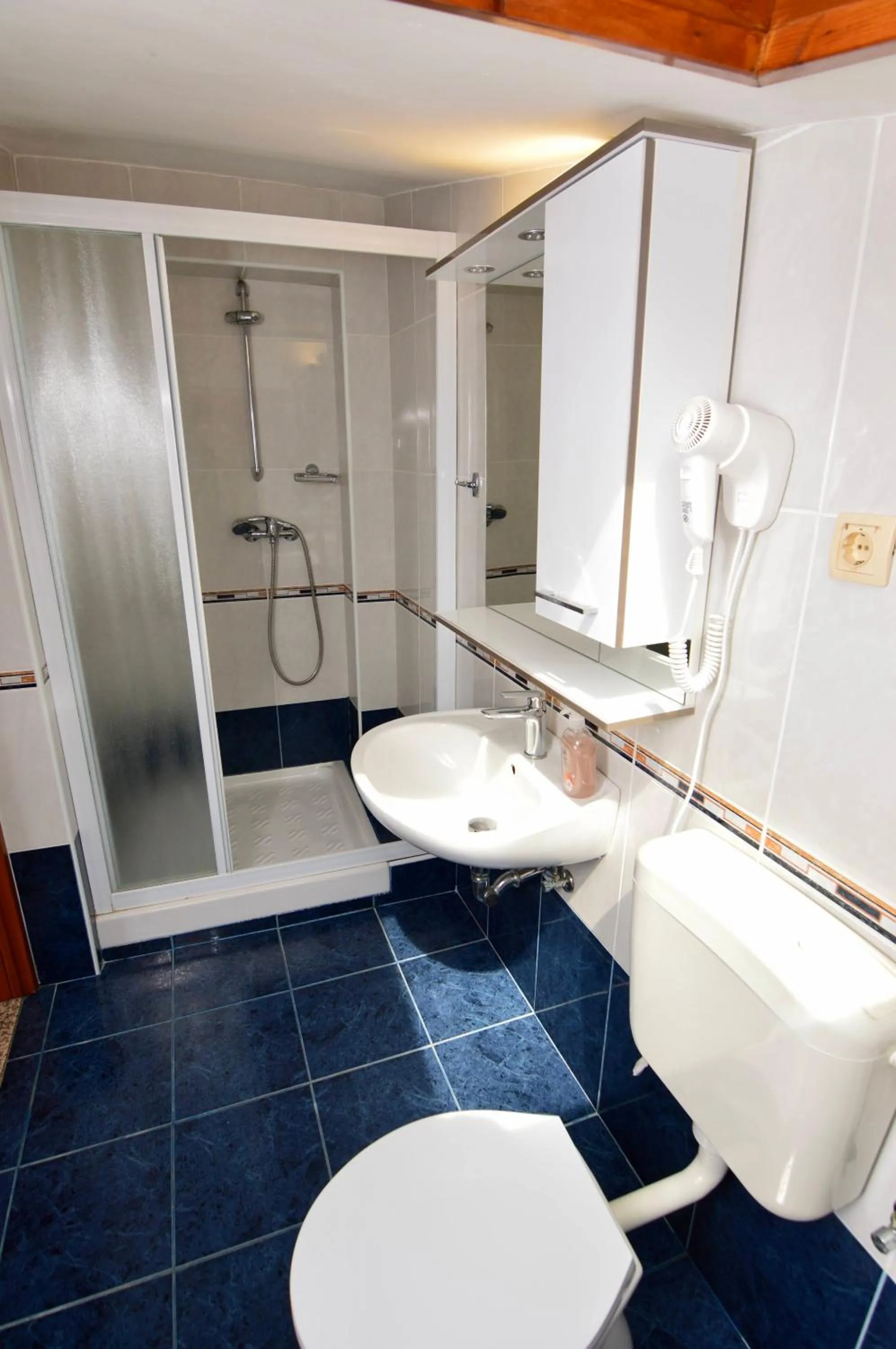 Shower in Gargamelo Pension