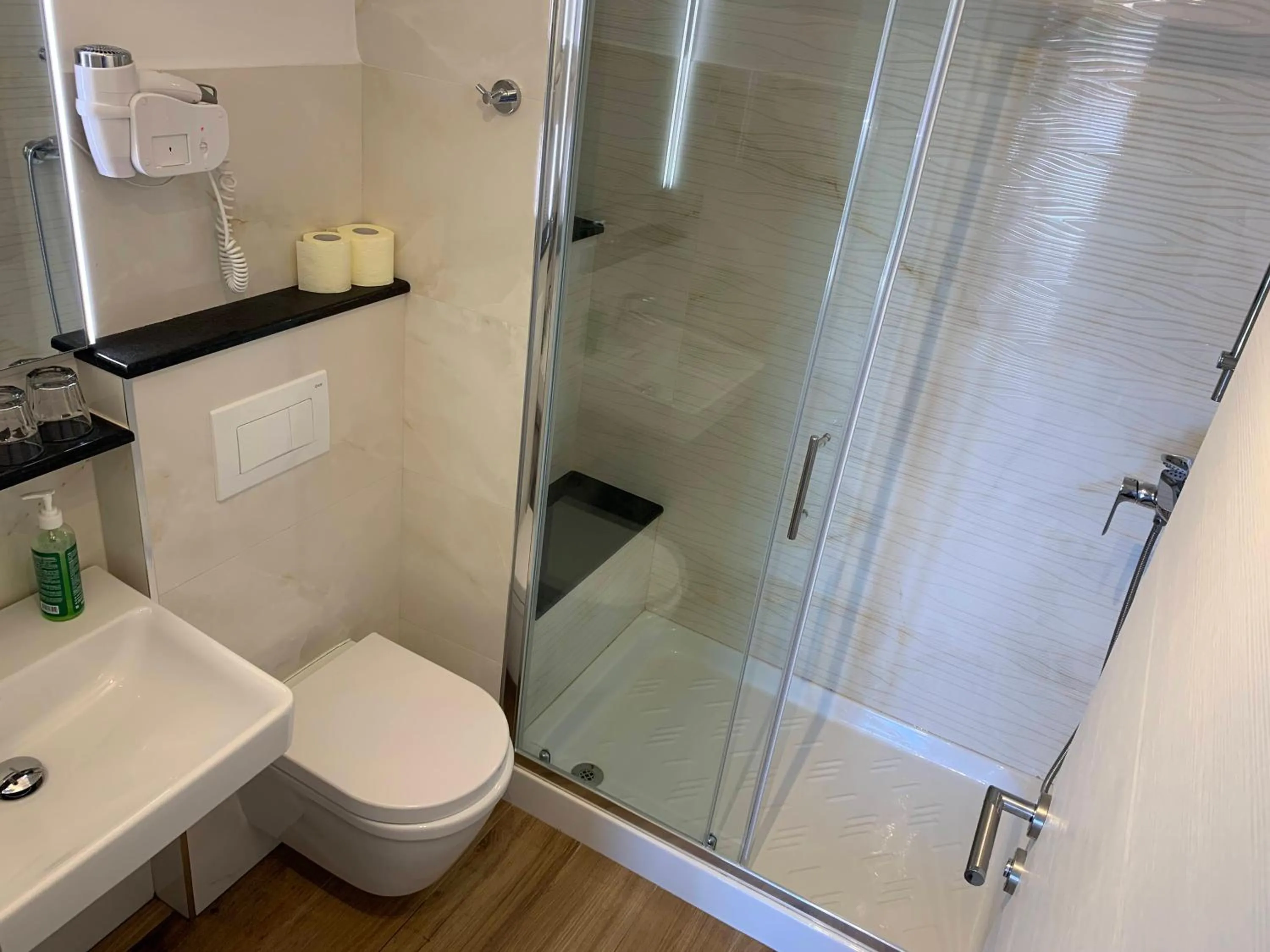 Shower in Gargamelo Pension