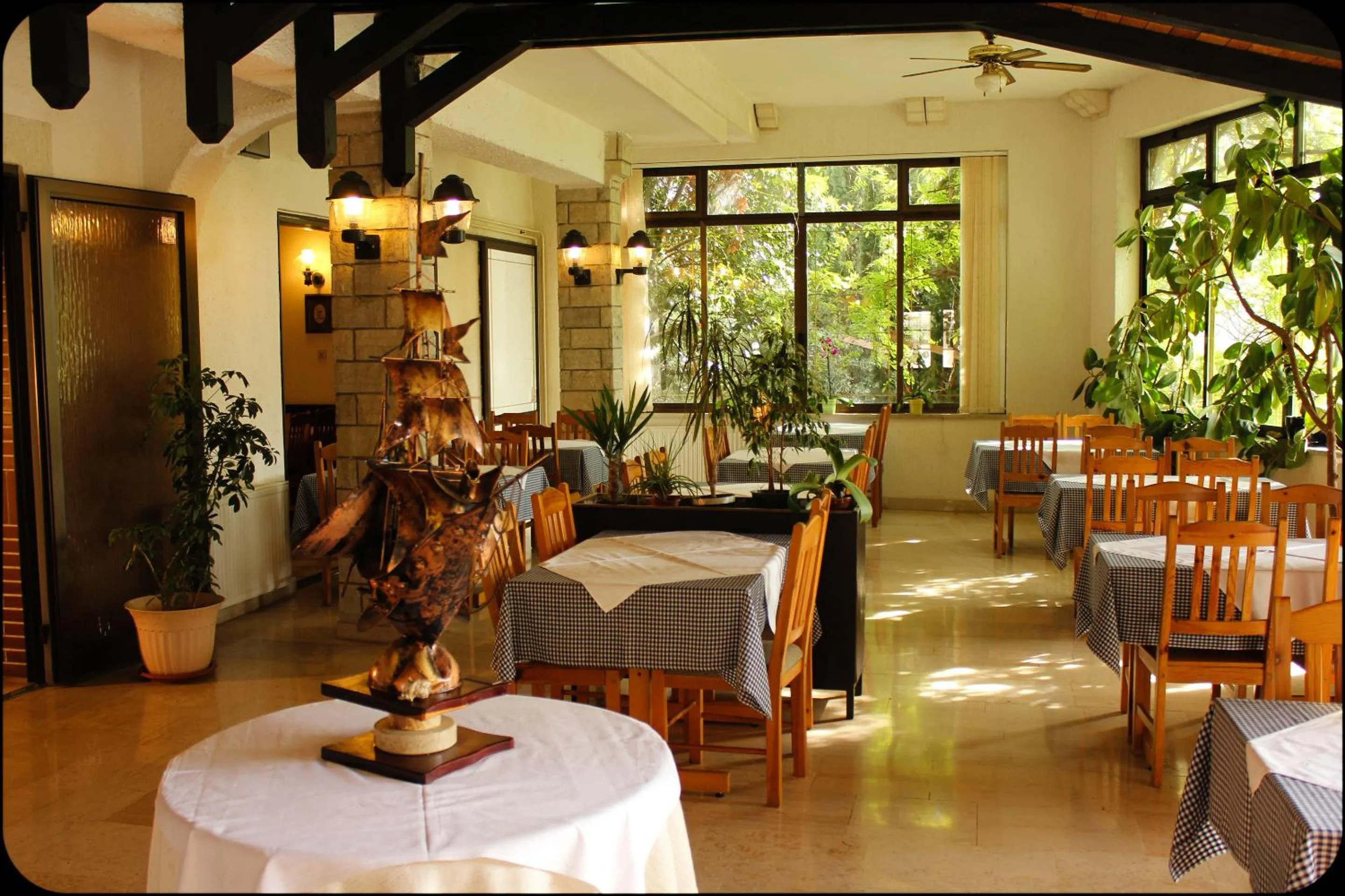 Restaurant/places to eat in Gargamelo Pension