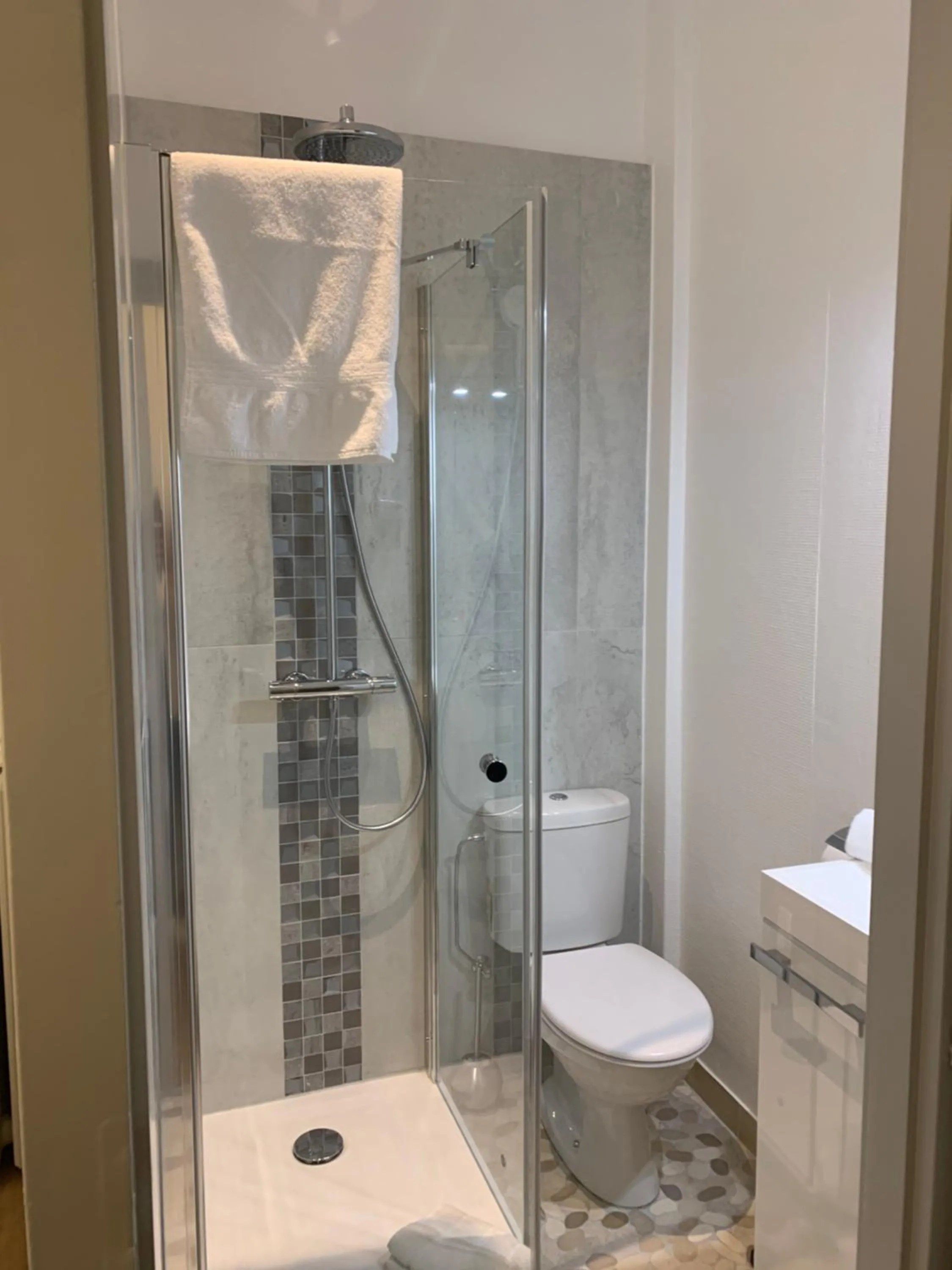 Bathroom in Hotel Restaurant Dontenville