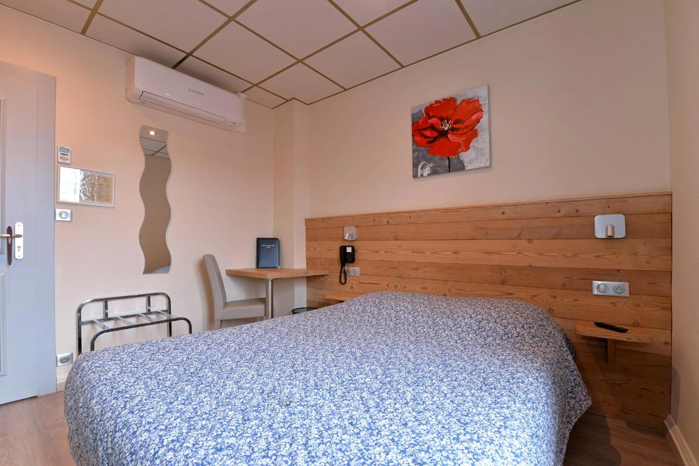 Photo of the whole room, Bed in Hotel Restaurant Dontenville