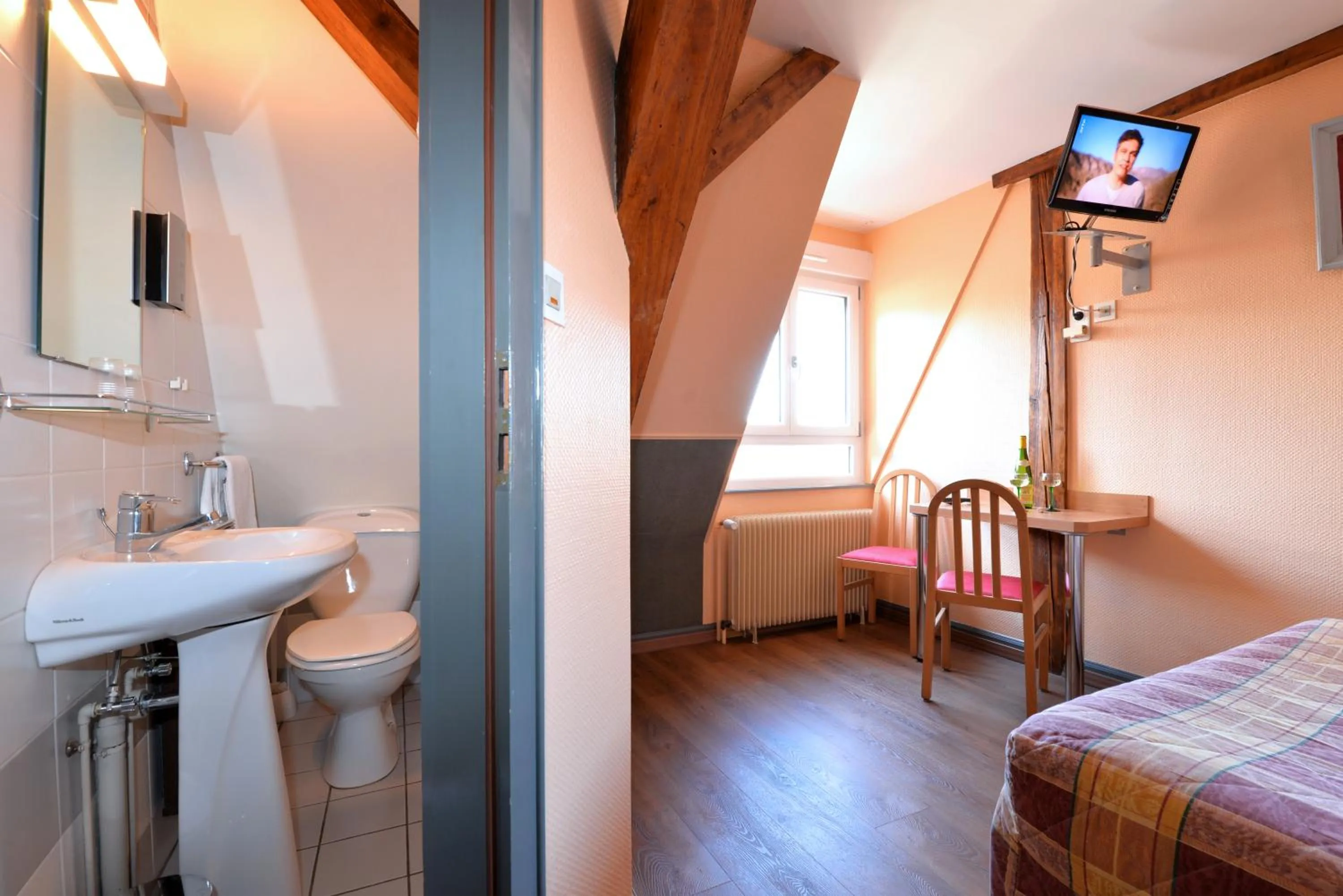 Shower, Bed in Hotel Restaurant Dontenville