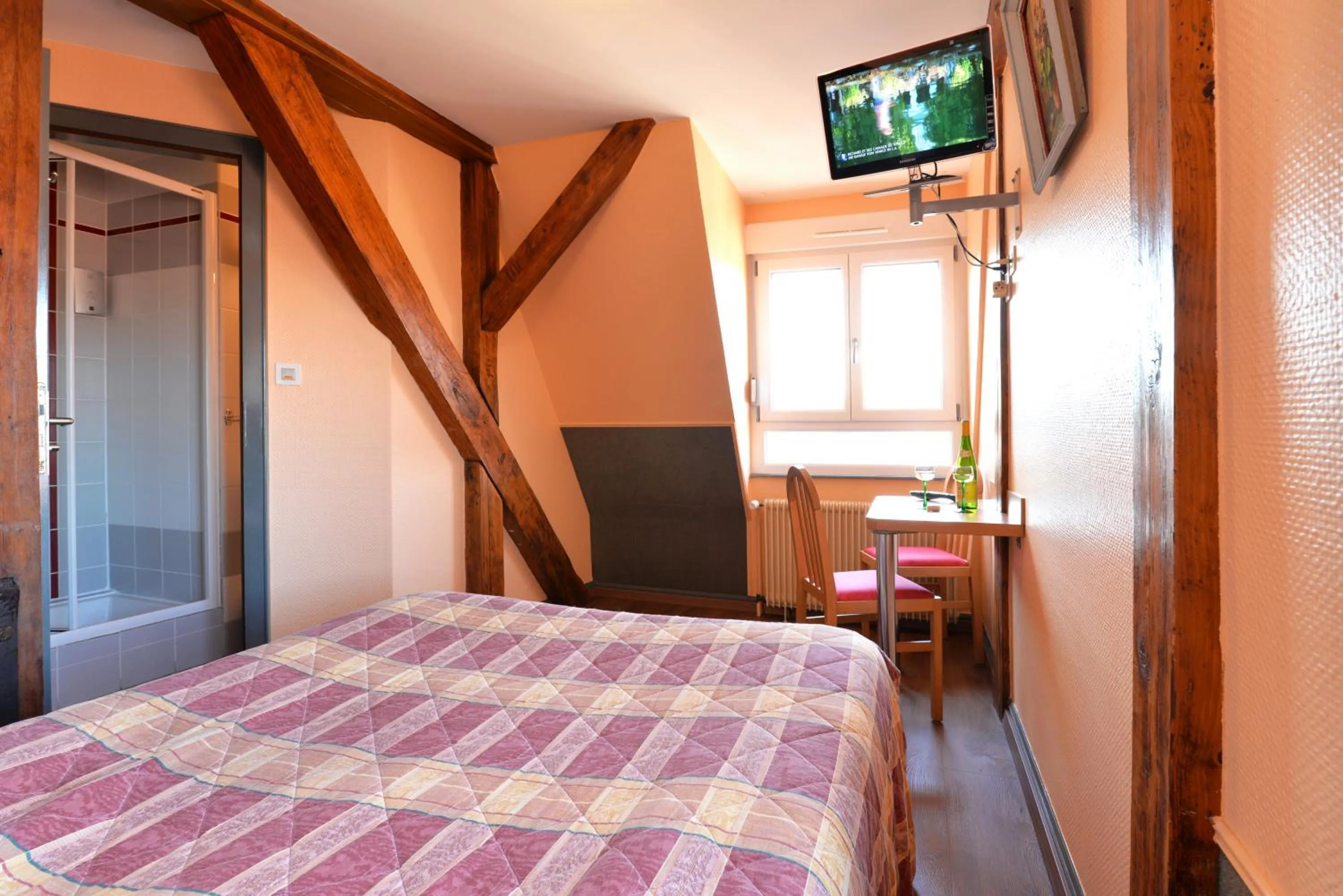 Shower, Bed in Hotel Restaurant Dontenville