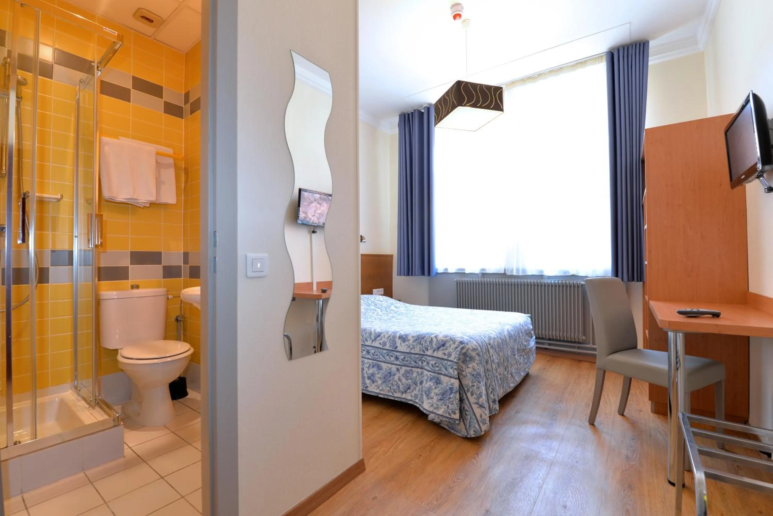 Shower, Bed in Hotel Restaurant Dontenville