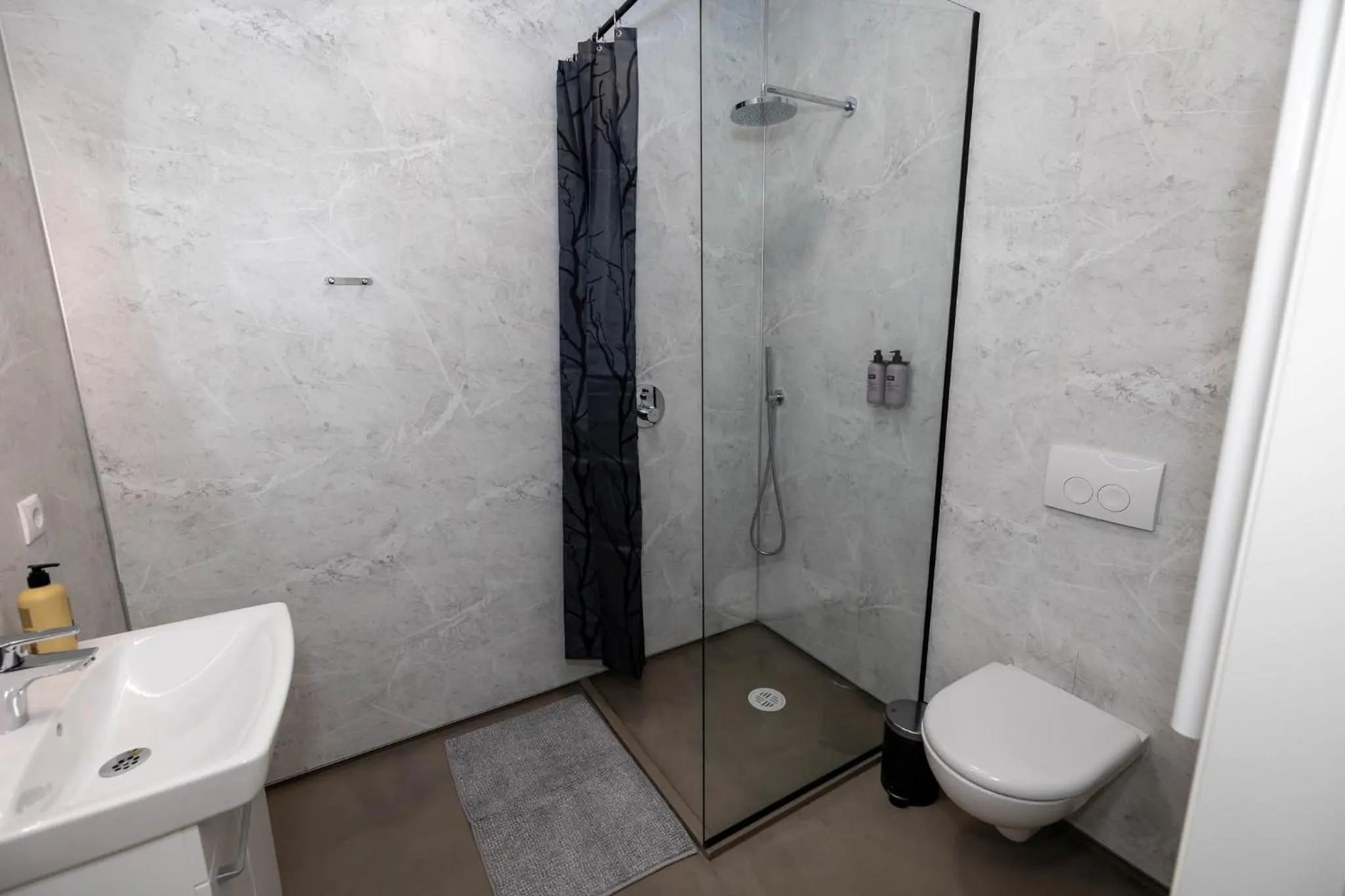 Shower in Dis Cottages