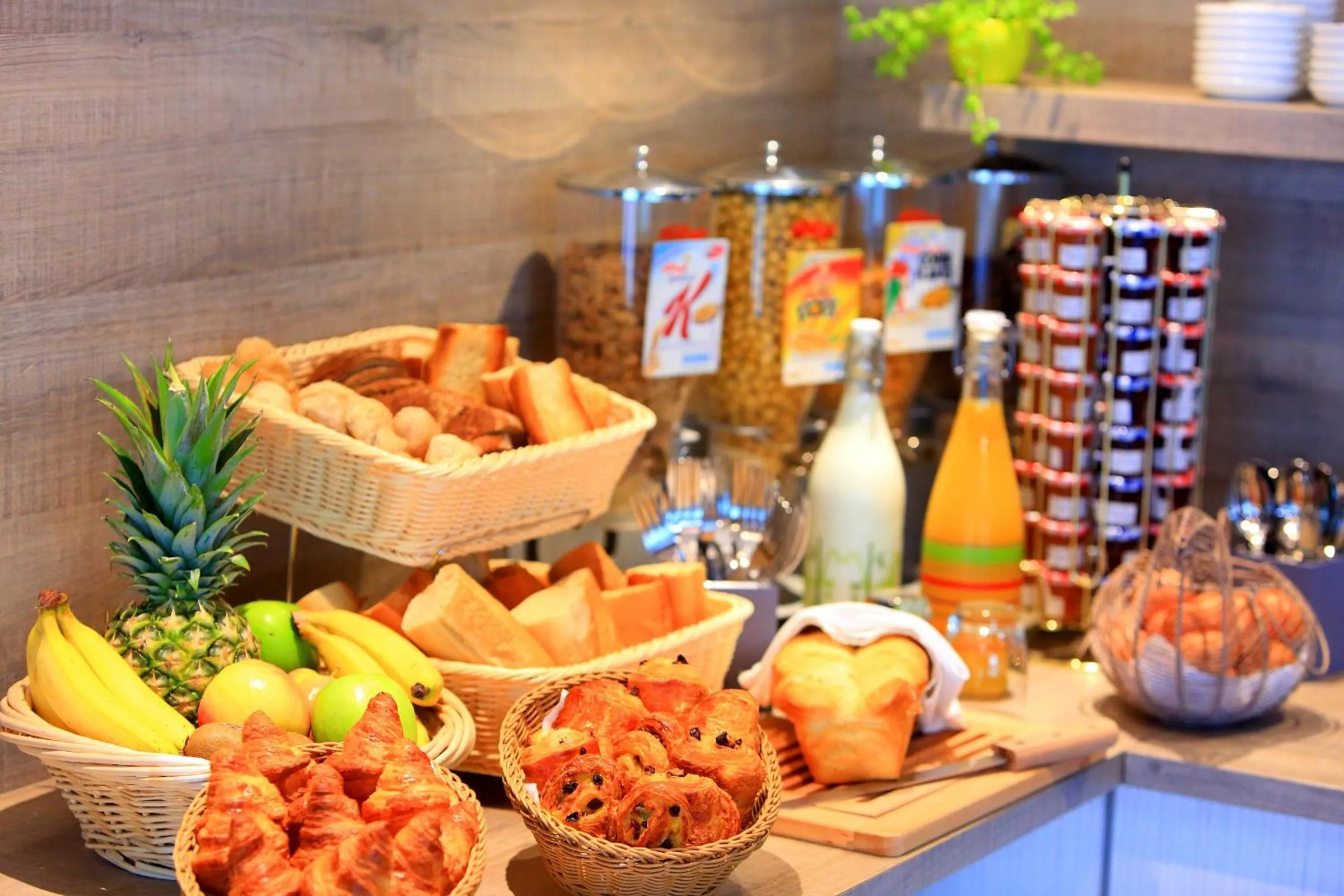 Buffet breakfast in Hôtel L'Escale - Piscine & SPA