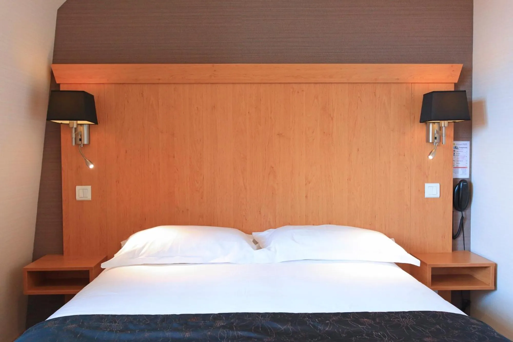 Photo of the whole room, Bed in Hôtel L'Escale - Piscine & SPA