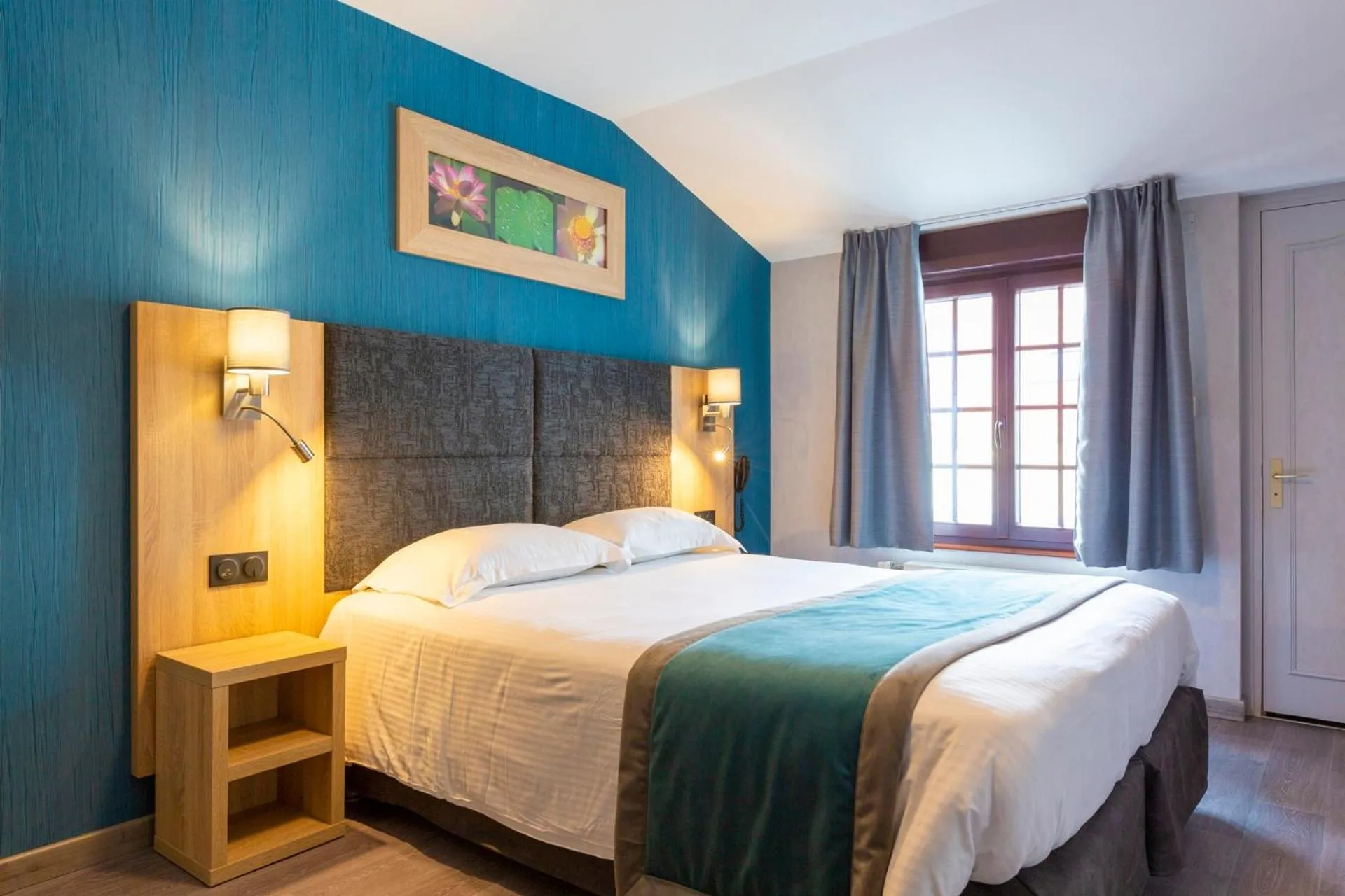 Bedroom, Bed in Hôtel L'Escale - Piscine & SPA