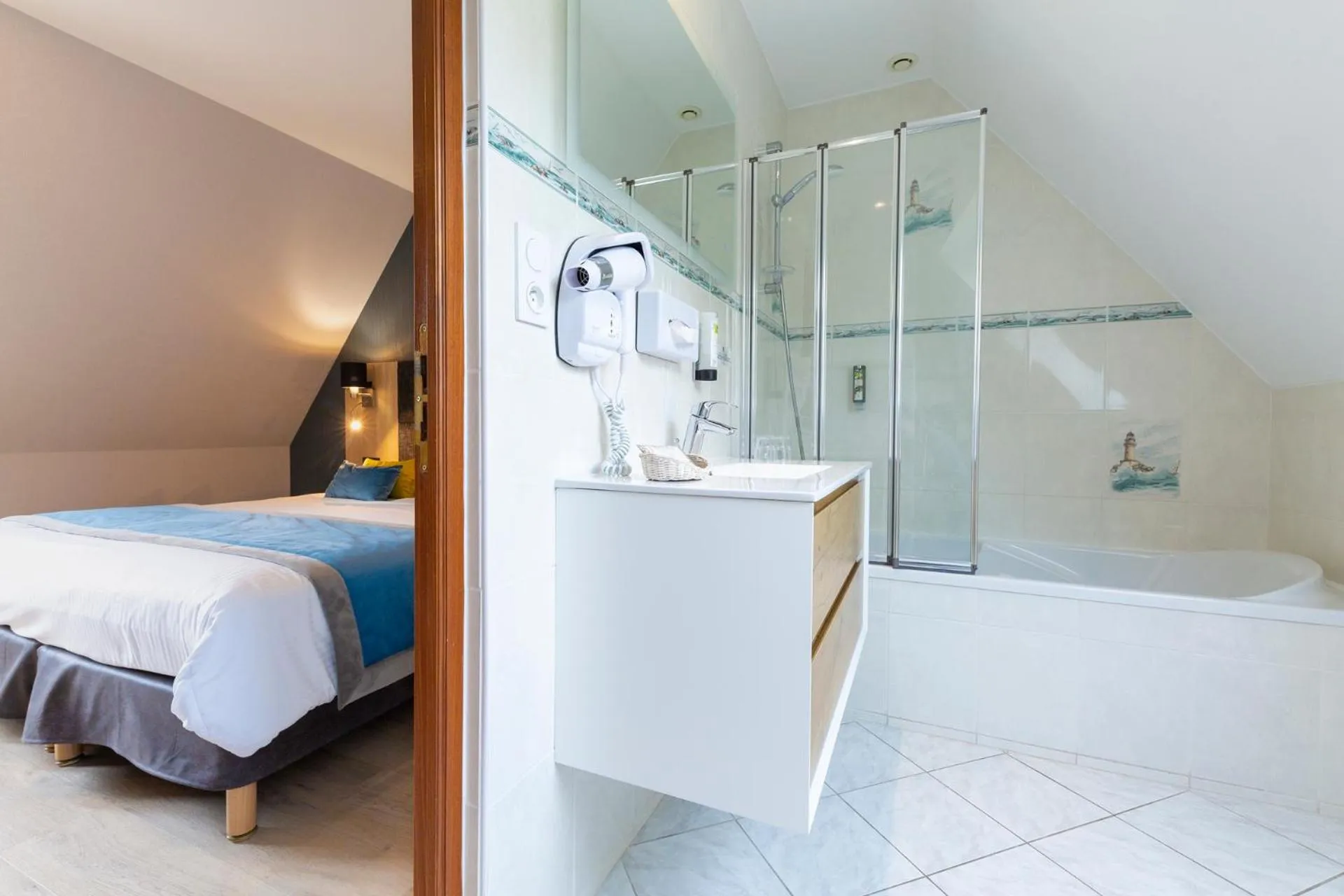 Bathroom, Bed in Hôtel L'Escale - Piscine & SPA