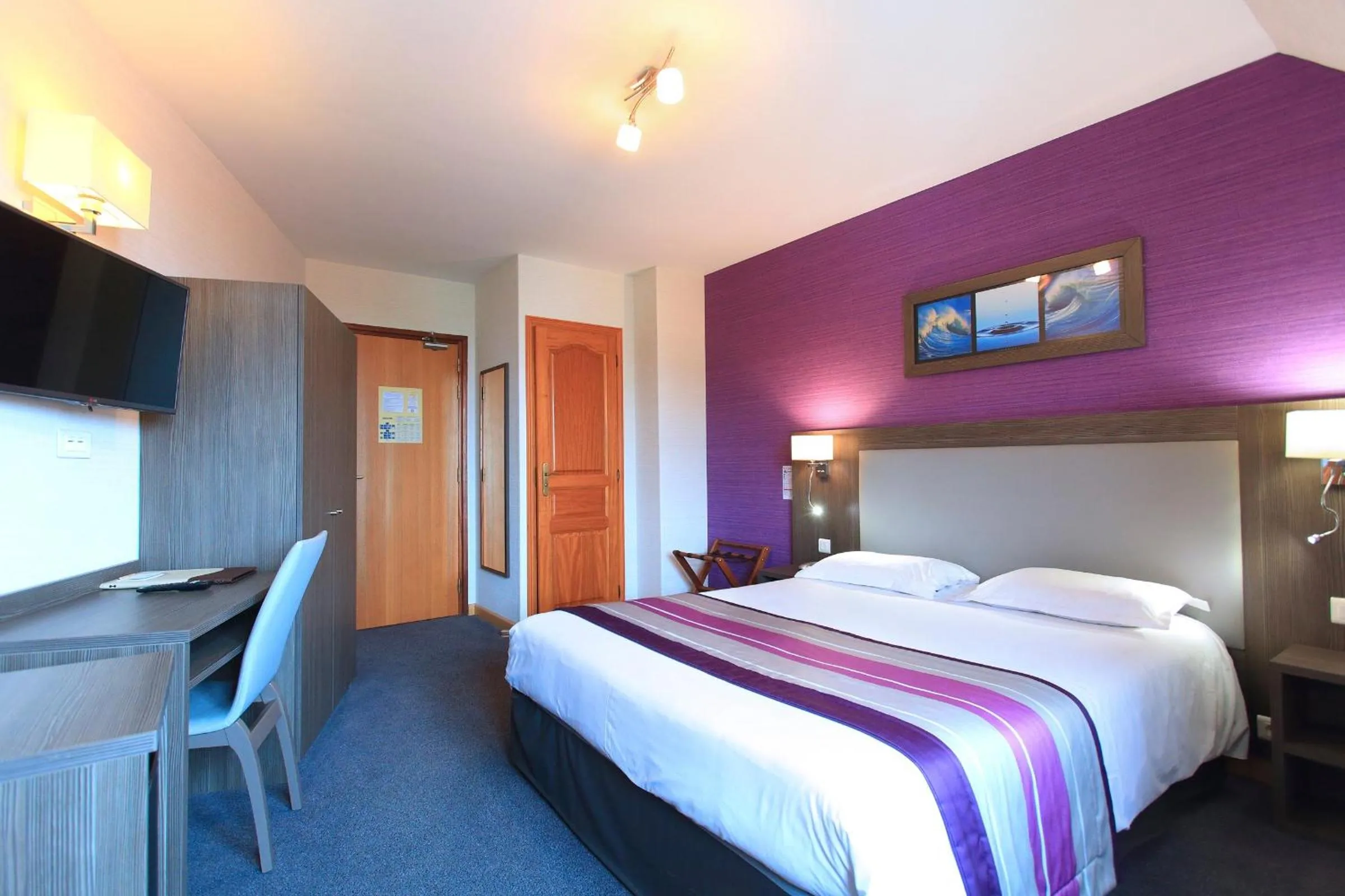 Bedroom, Bed in Hôtel L'Escale - Piscine & SPA