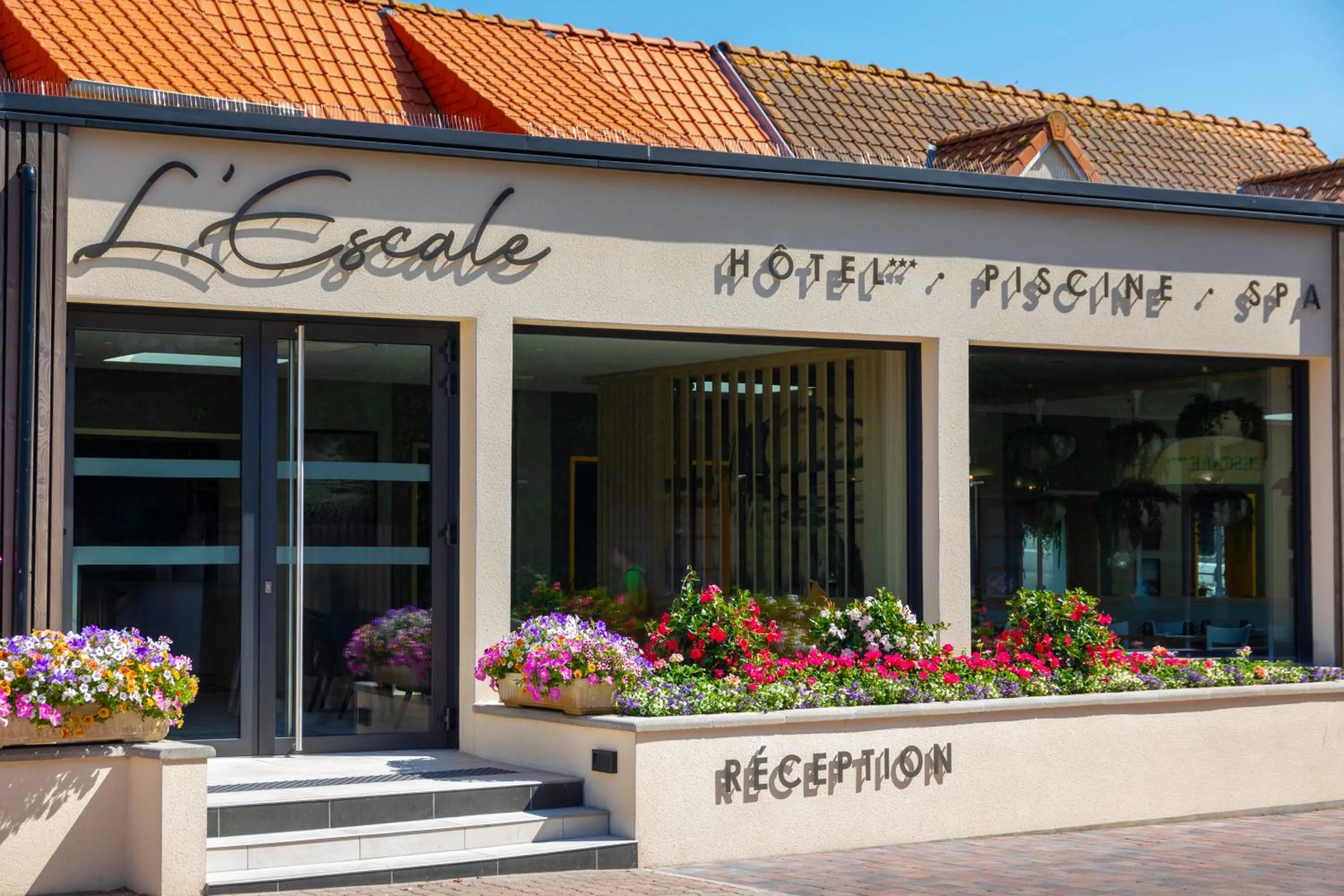 Lobby or reception in Hôtel L'Escale - Piscine & SPA