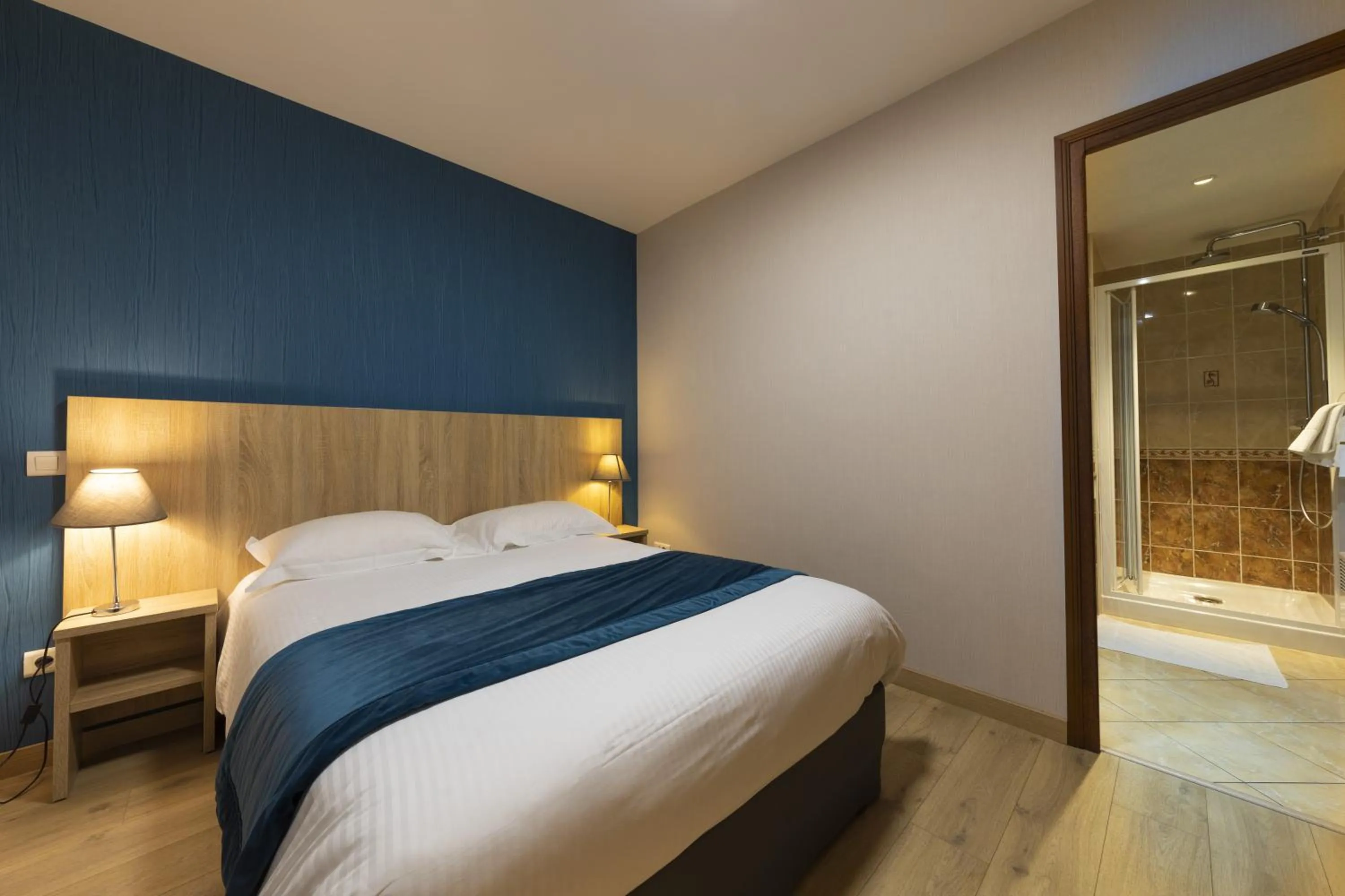 Bedroom, Bed in Hôtel L'Escale - Piscine & SPA