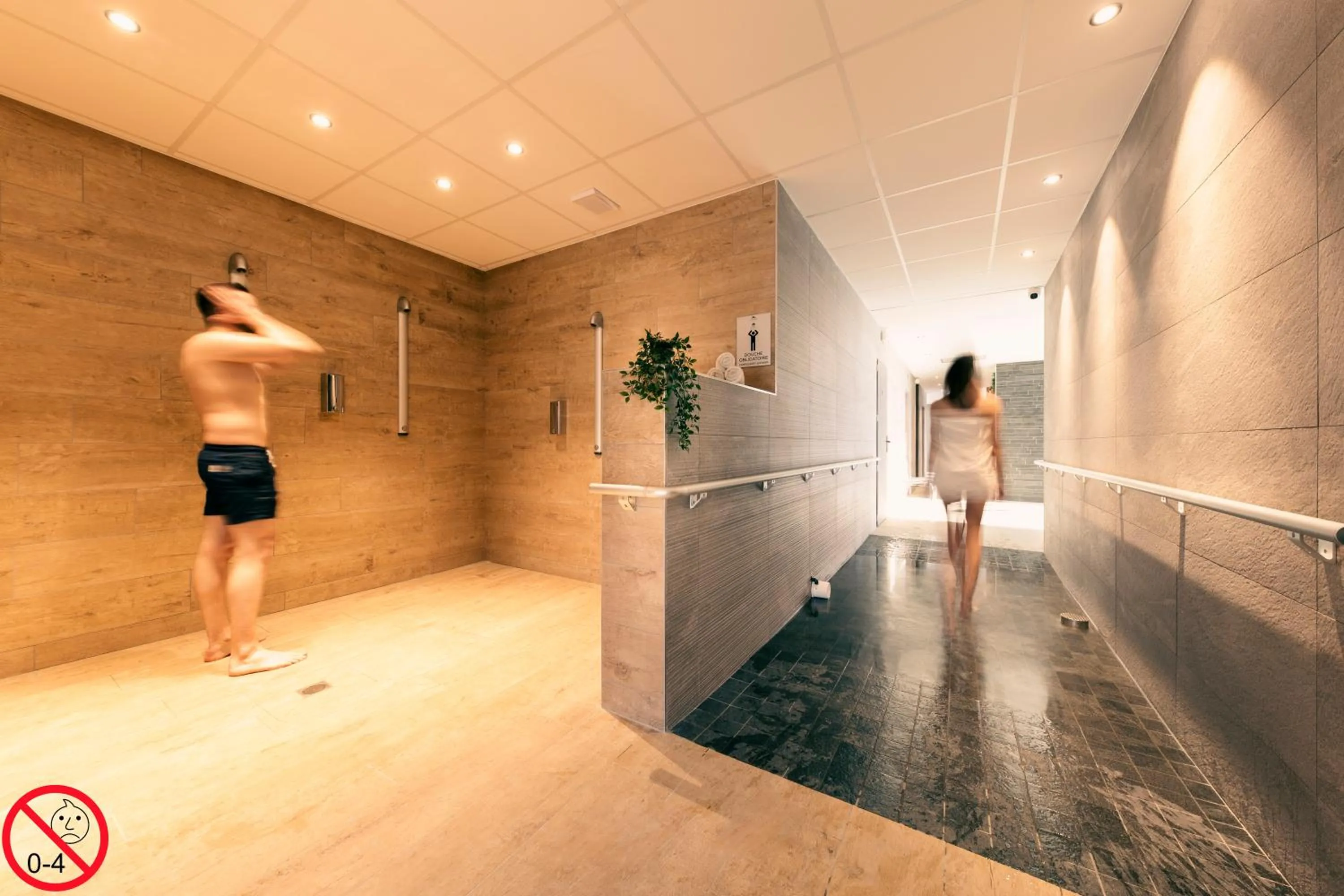 Swimming pool in Hôtel L'Escale - Piscine & SPA