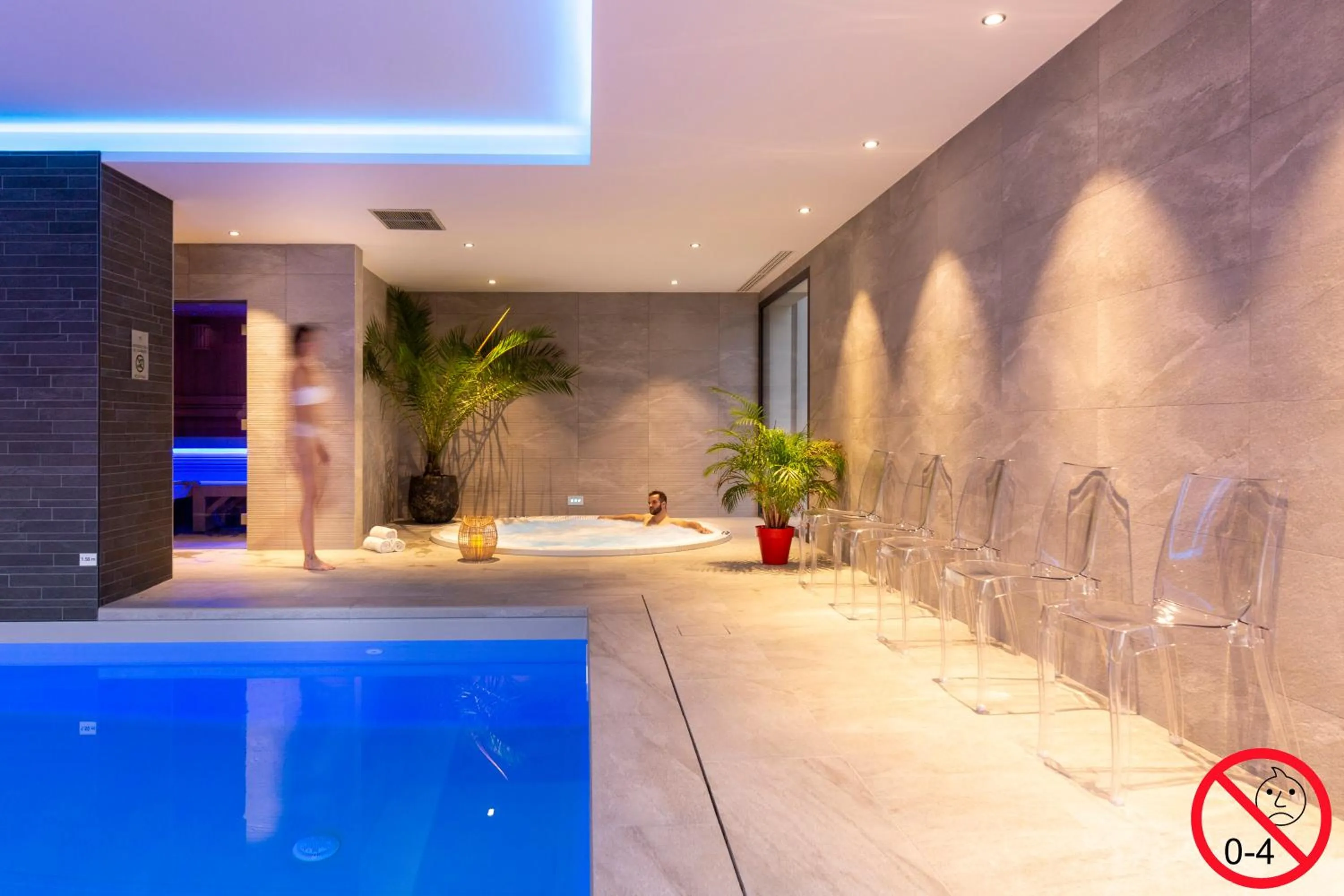 Swimming pool in Hôtel L'Escale - Piscine & SPA