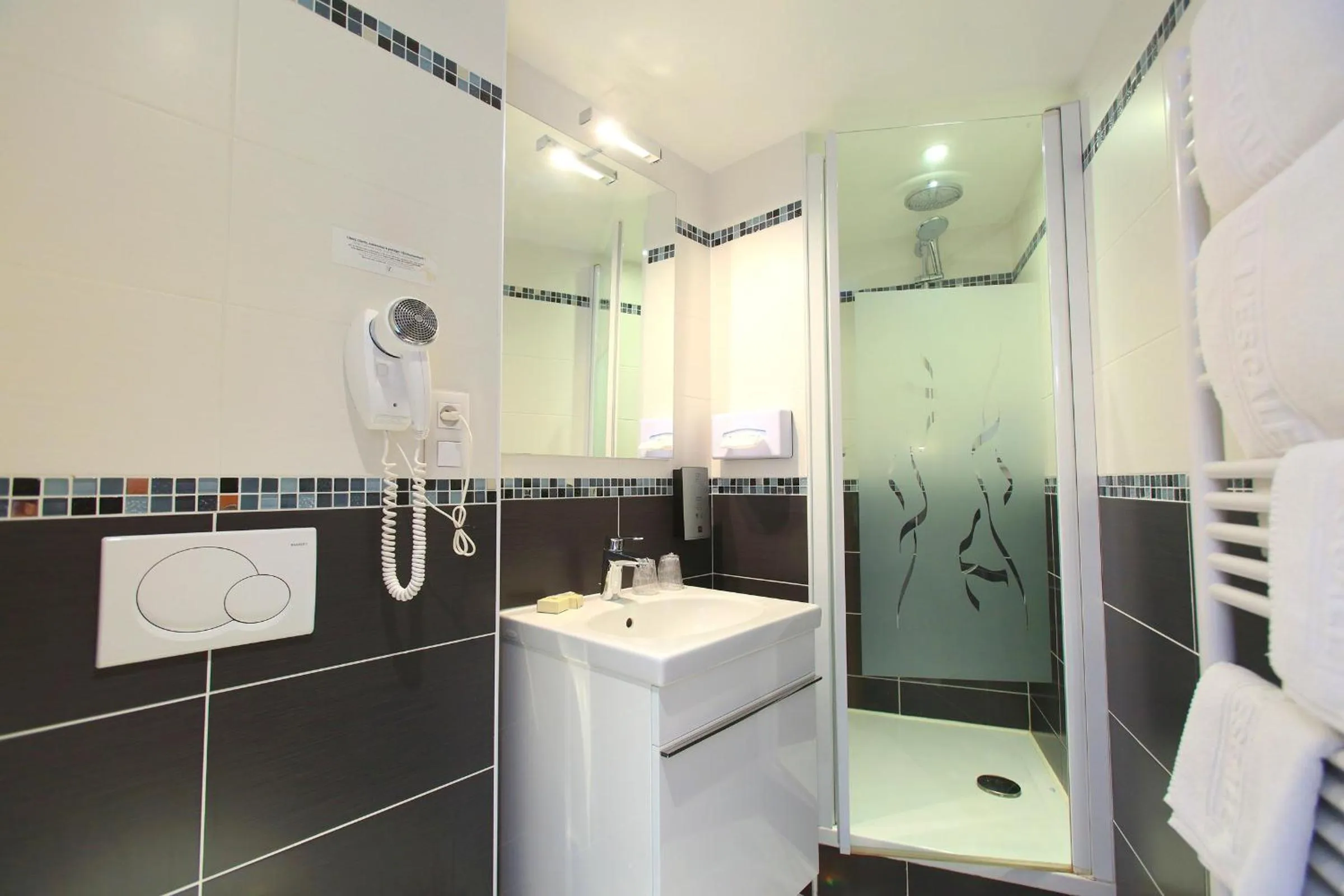 Bathroom in Hôtel L'Escale - Piscine & SPA