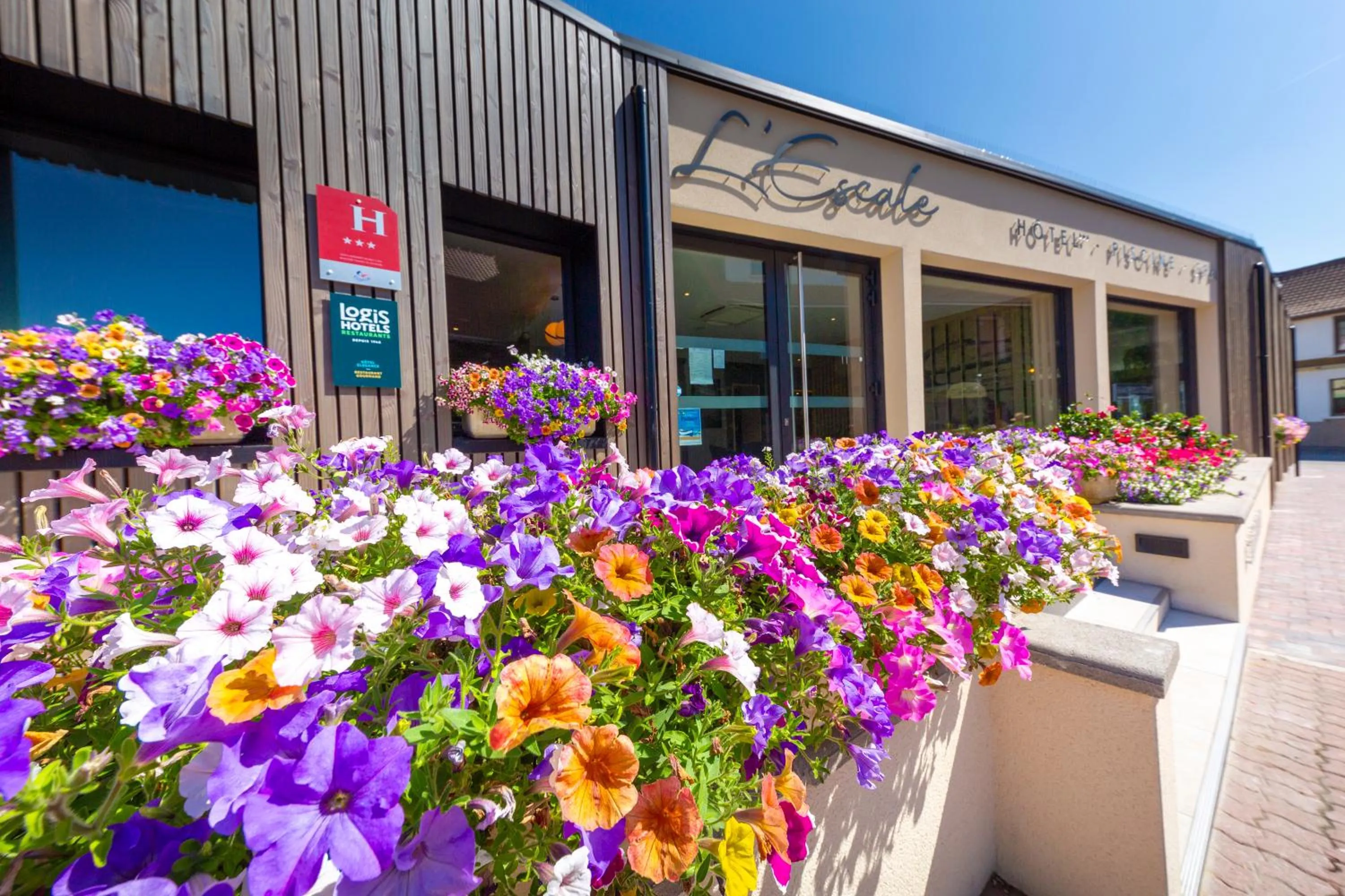 Property building in Hôtel L'Escale - Piscine & SPA