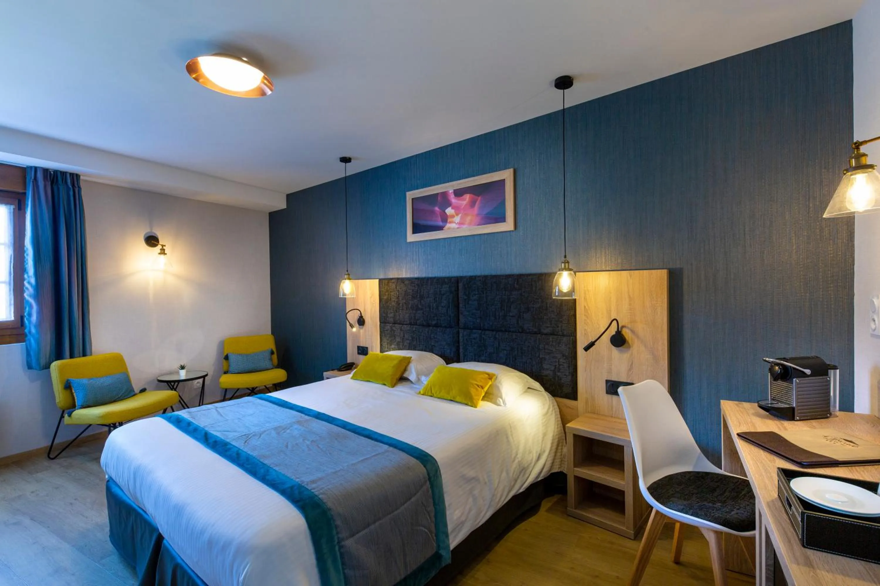 Bedroom, Bed in Hôtel L'Escale - Piscine & SPA