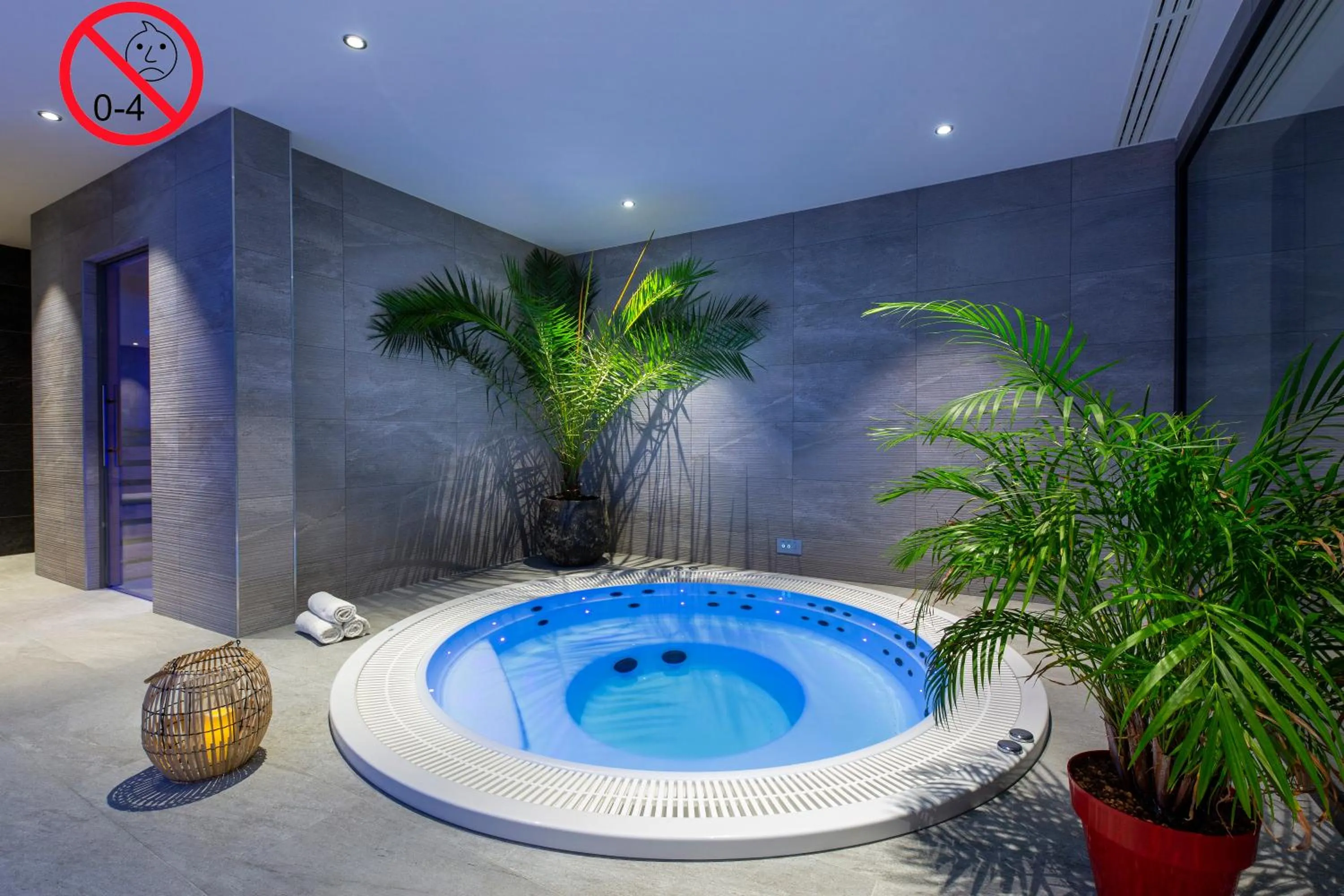 Hot Tub in Hôtel L'Escale - Piscine & SPA