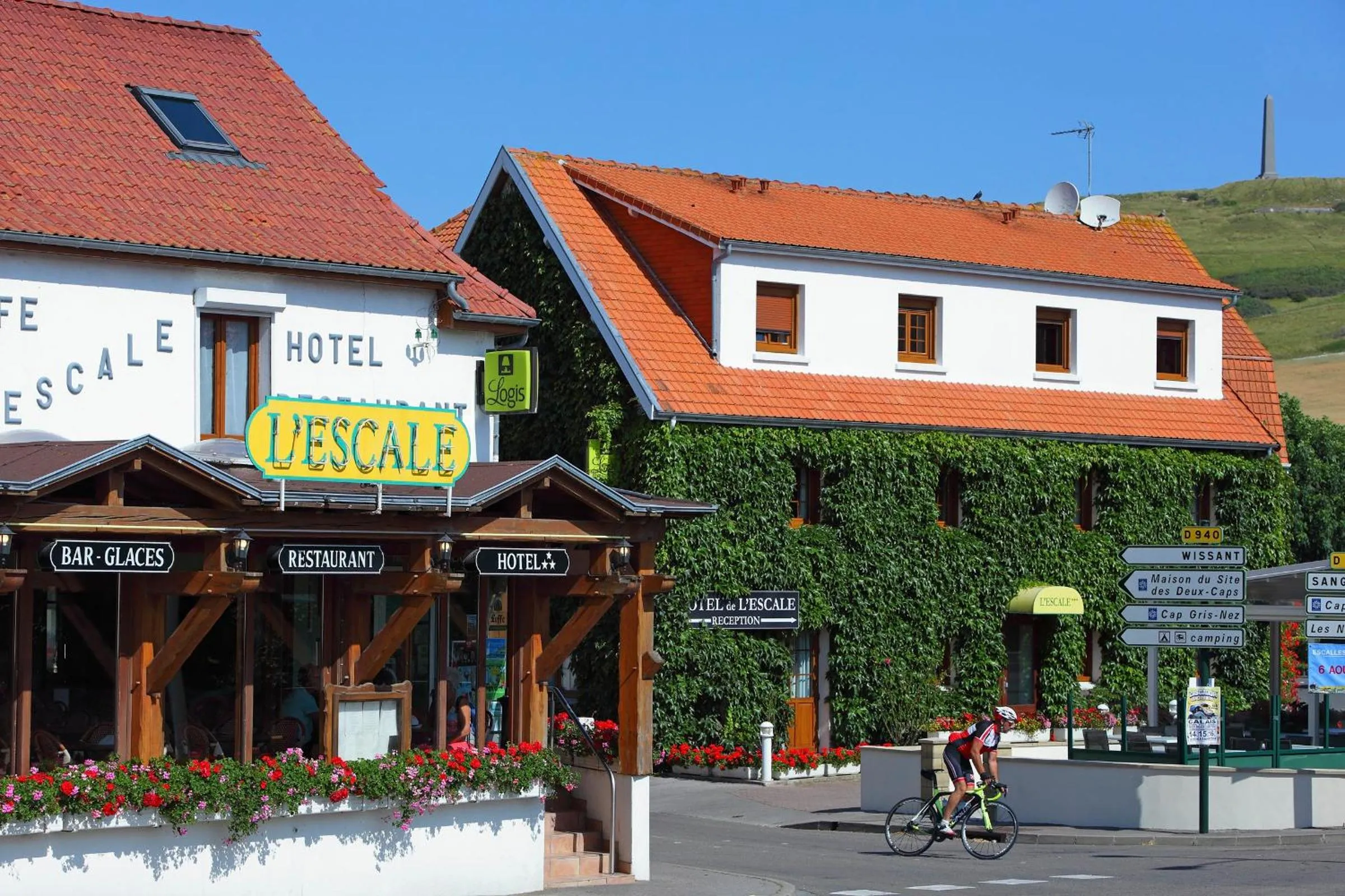 Facade/entrance in Hôtel L'Escale - Piscine & SPA