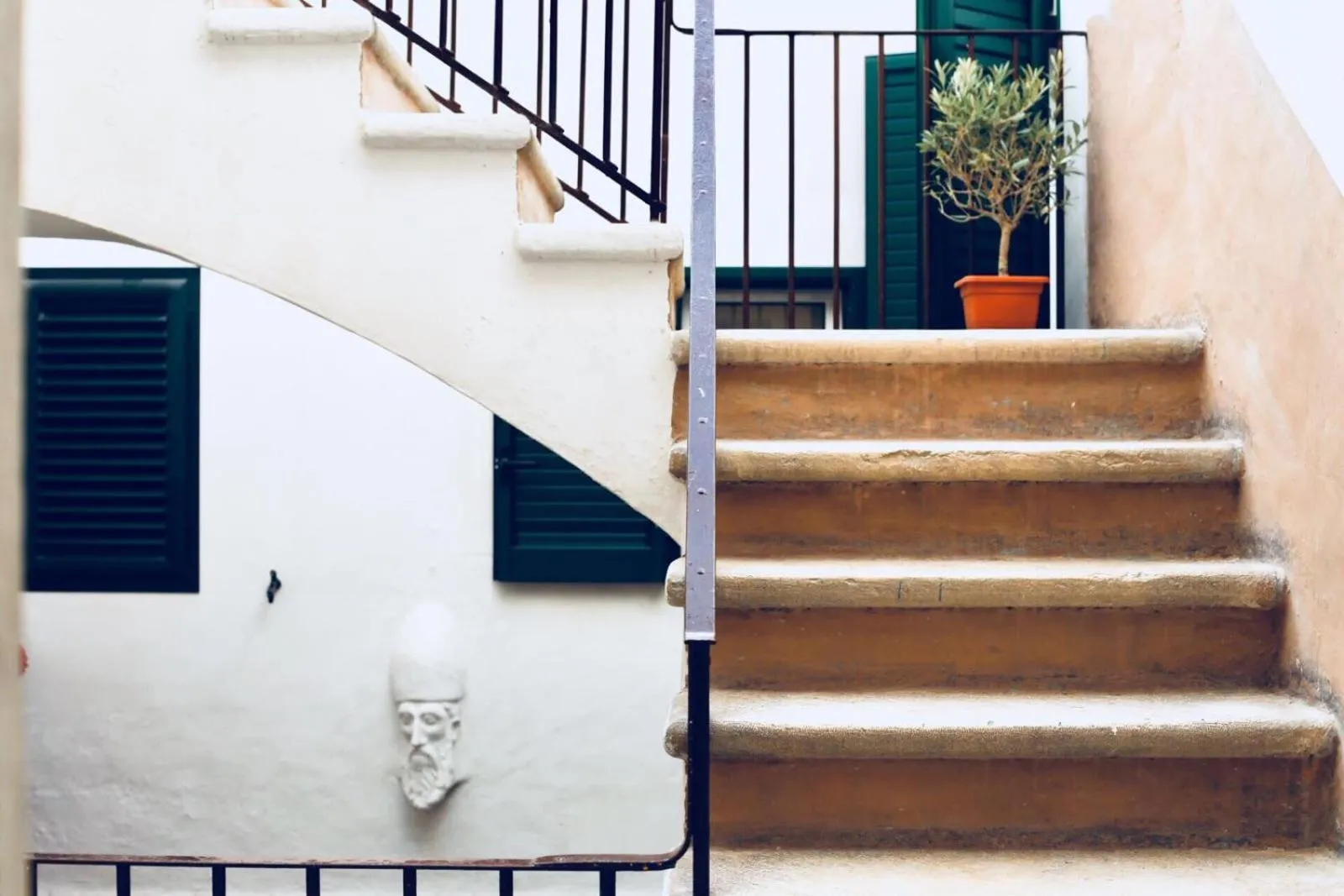 Facade/entrance in La Mitria
