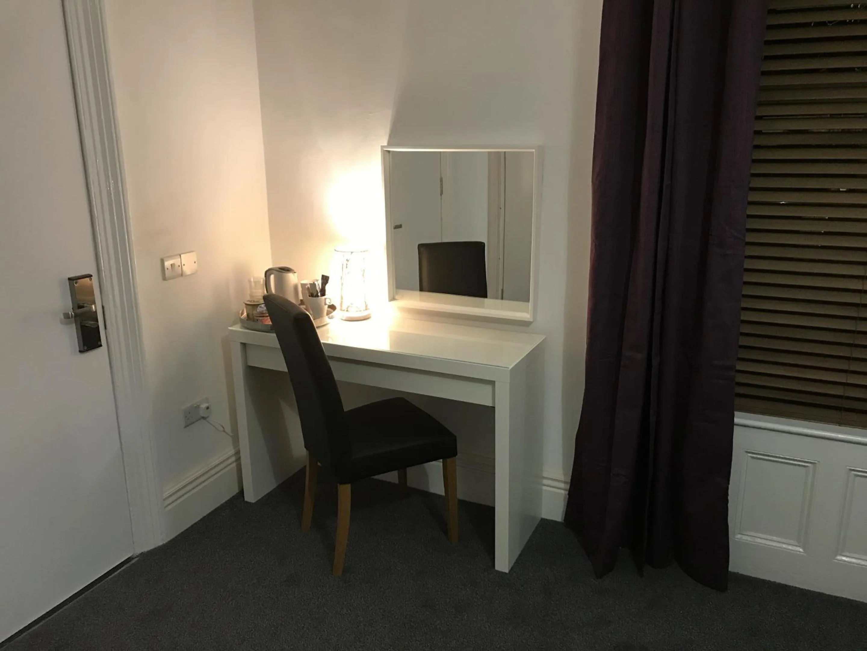 Bedroom in The Dalbury and Palmer Hotel with FREE PARKING